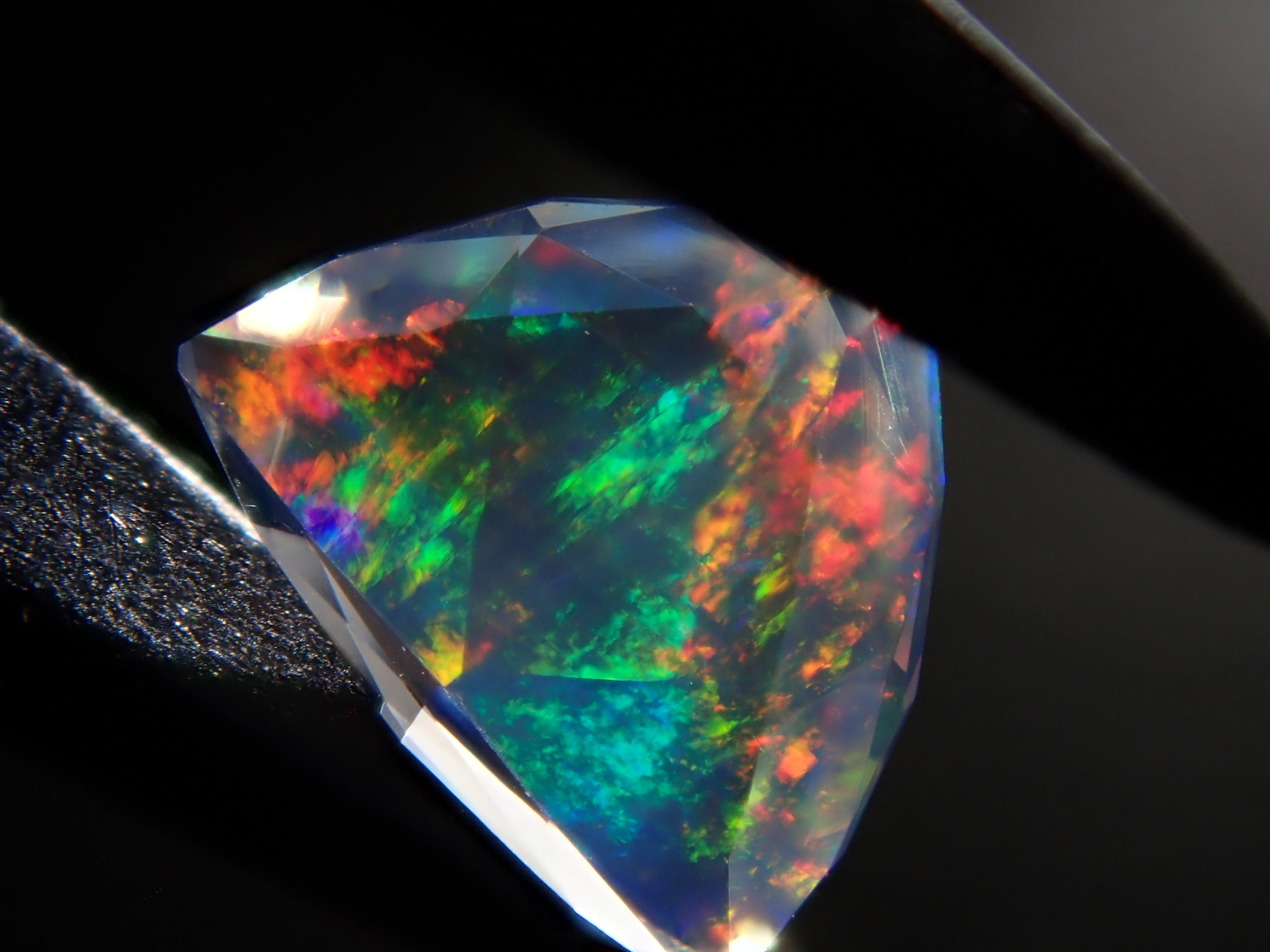 メキシコ産ウォーターオパール（ファセットカット） 0.215ctルース