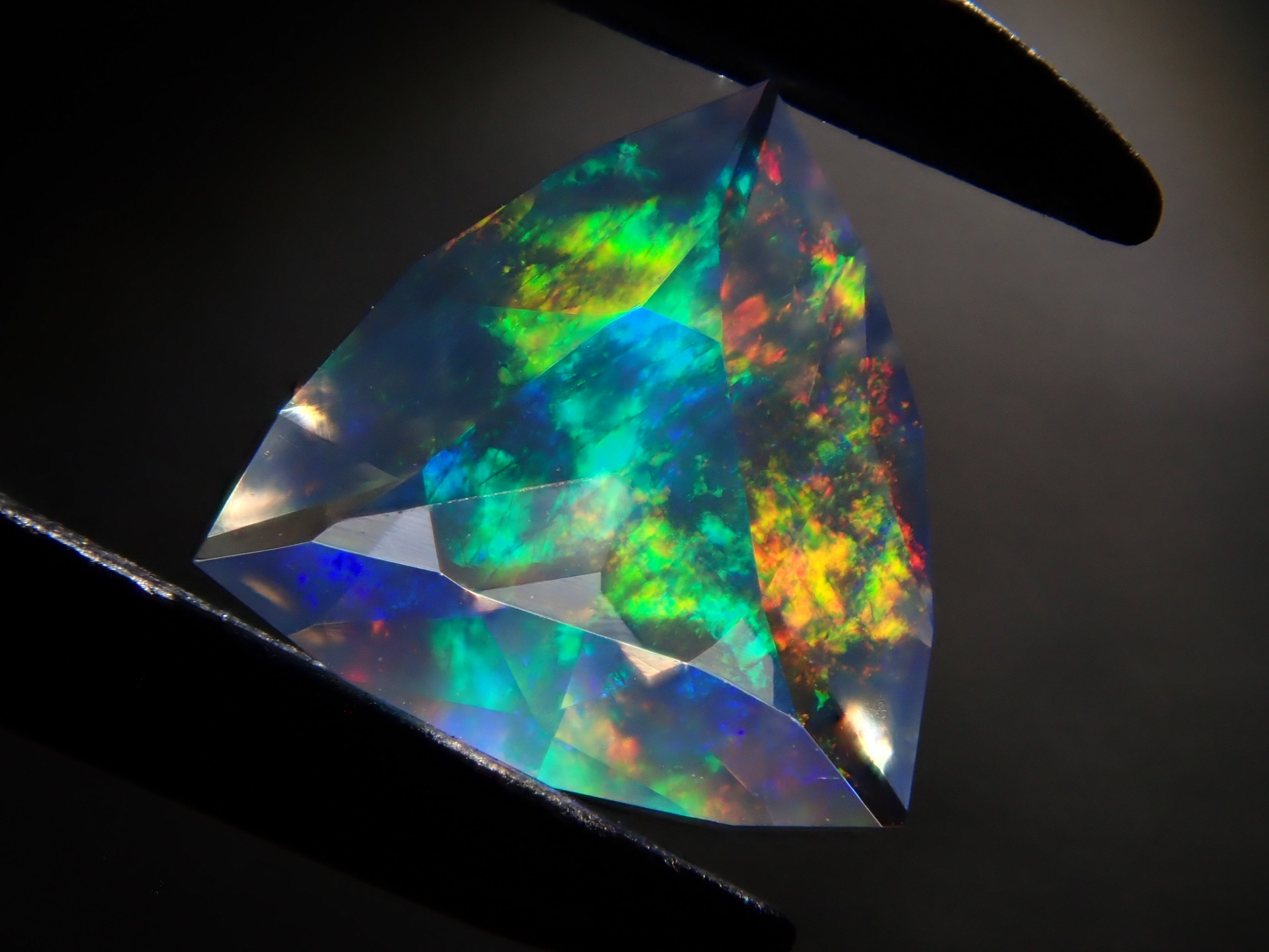 【1/4 22時販売】メキシコ産ウォーターオパール（ファセットカット） 0.215ctルース（コントラルスオパール）