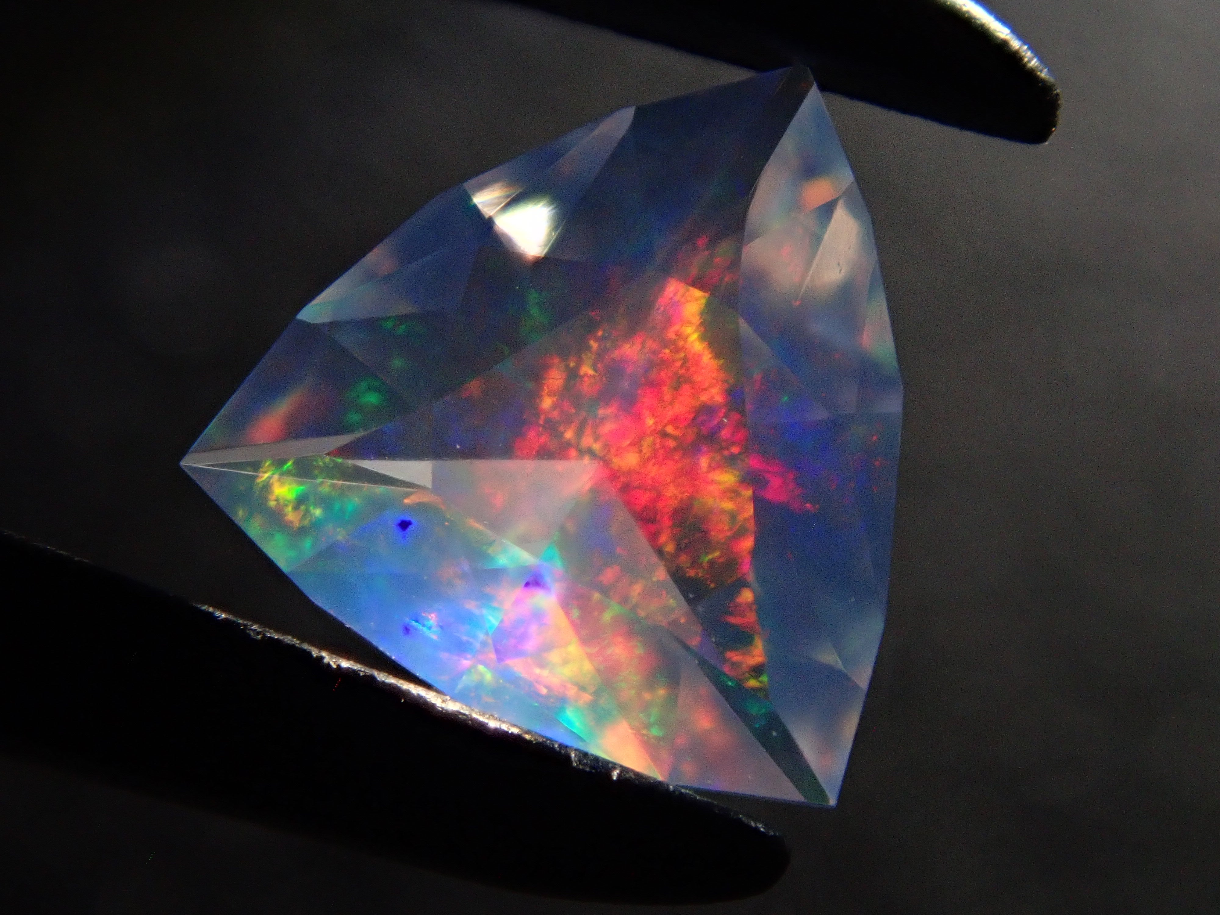 【1/4 22時販売】メキシコ産ウォーターオパール（ファセットカット） 0.215ctルース（コントラルスオパール）