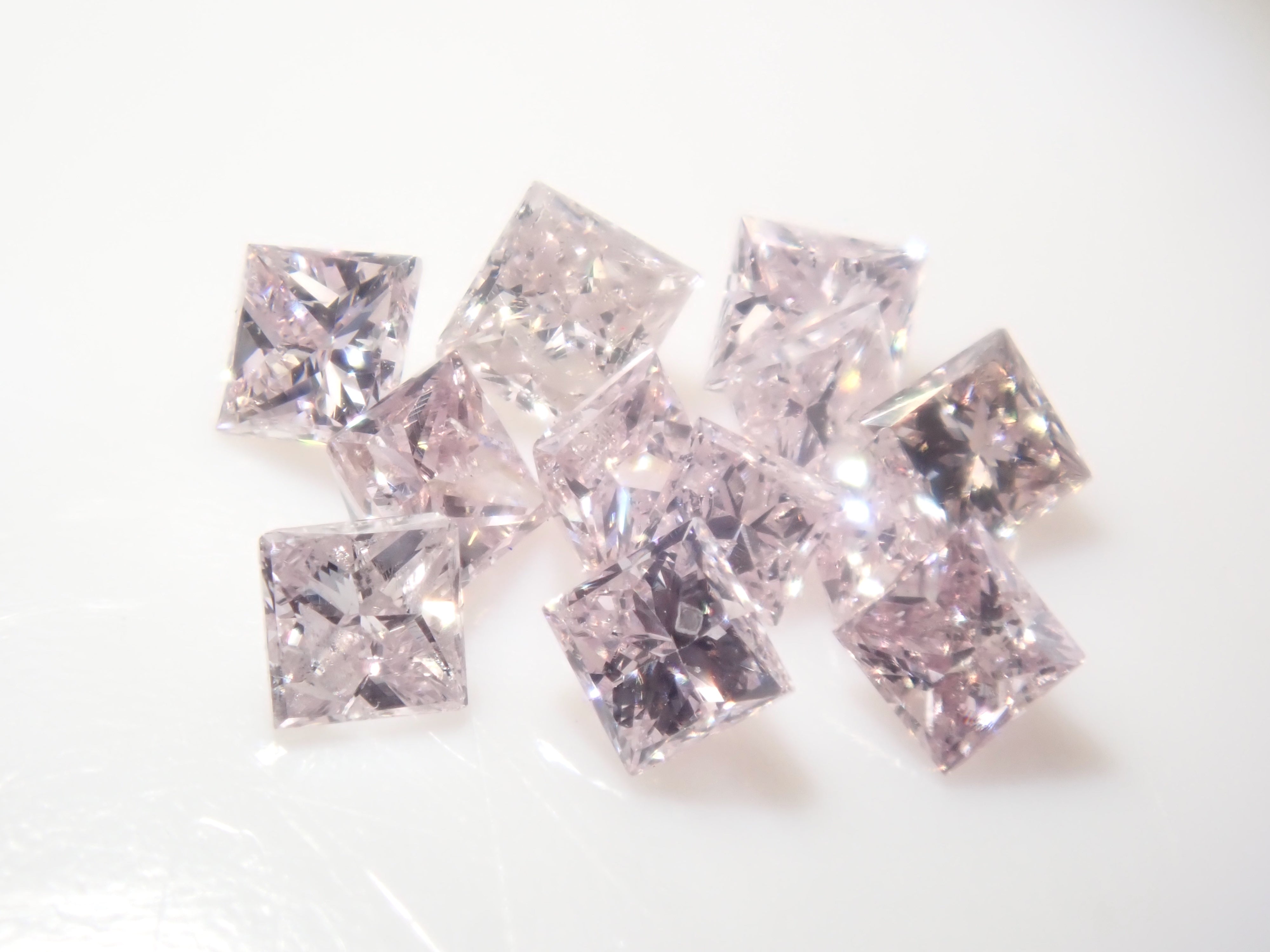 通常7万円のFANCY DEEPのピンクダイヤモンド0.072ctを含むダイヤガチャ