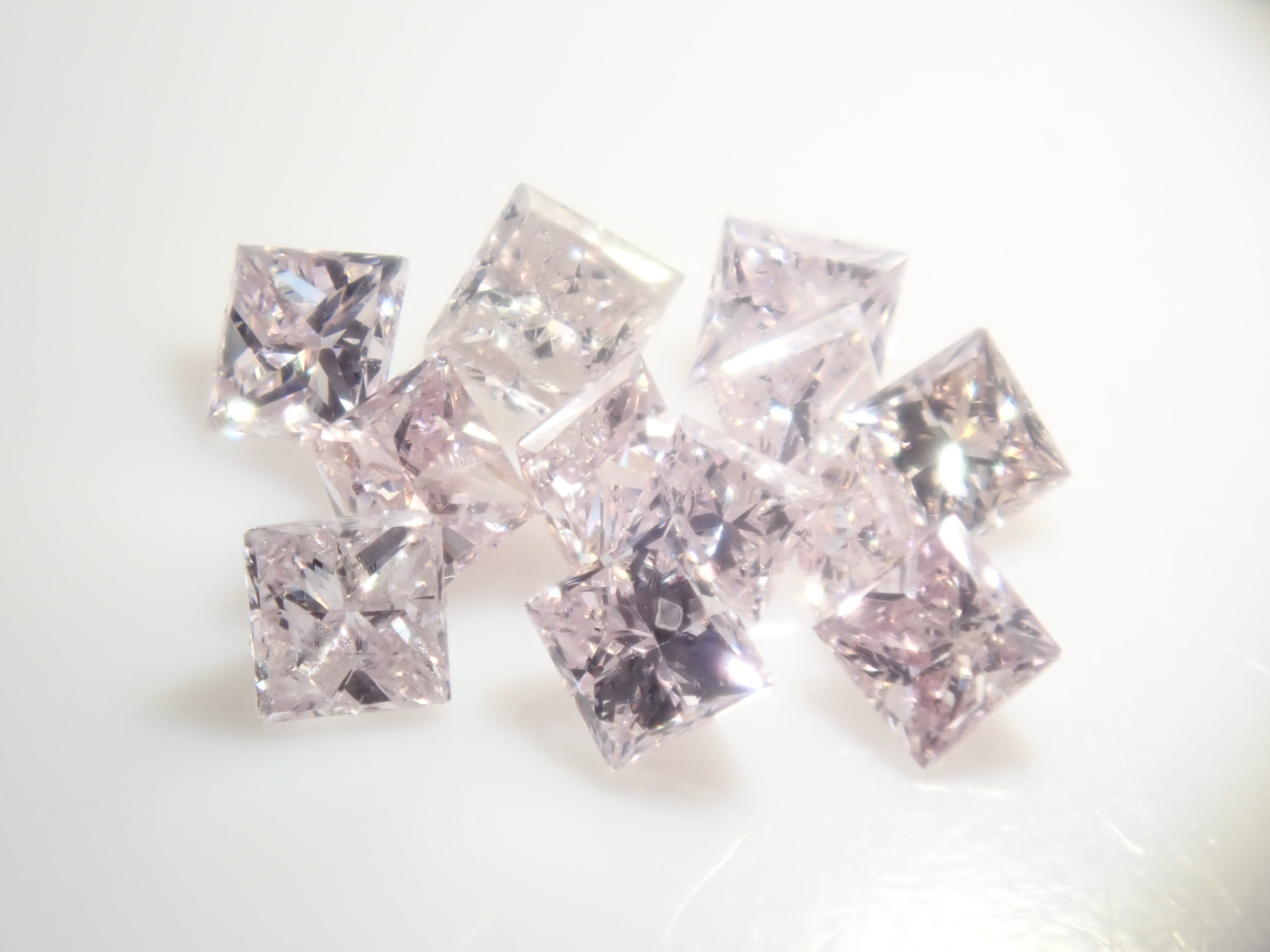 通常7万円のFANCY DEEPのピンクダイヤモンド0.072ctを含むダイヤガチャ