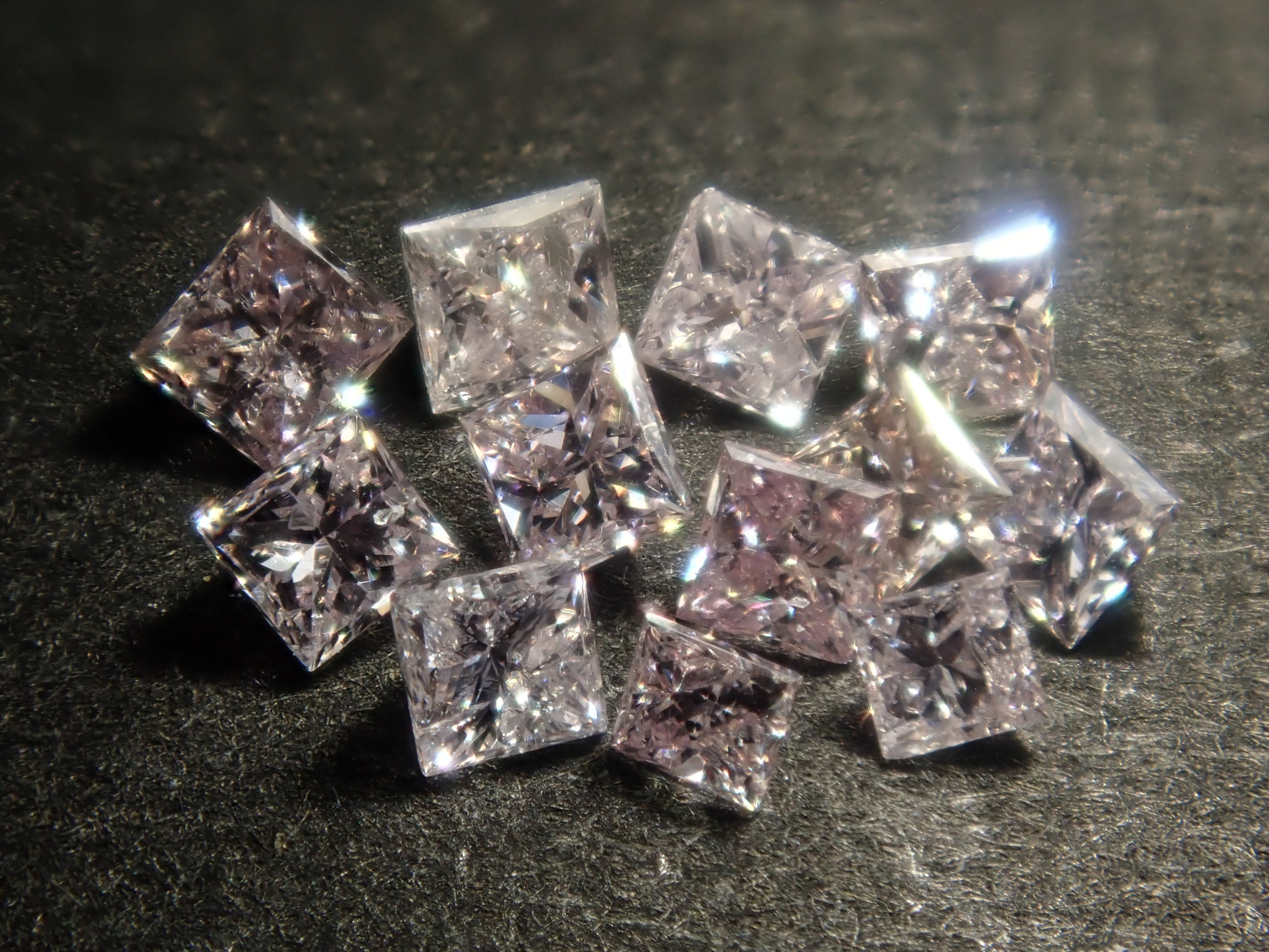 通常7万円のFANCY DEEPのピンクダイヤモンド0.072ctを含むダイヤガチャ