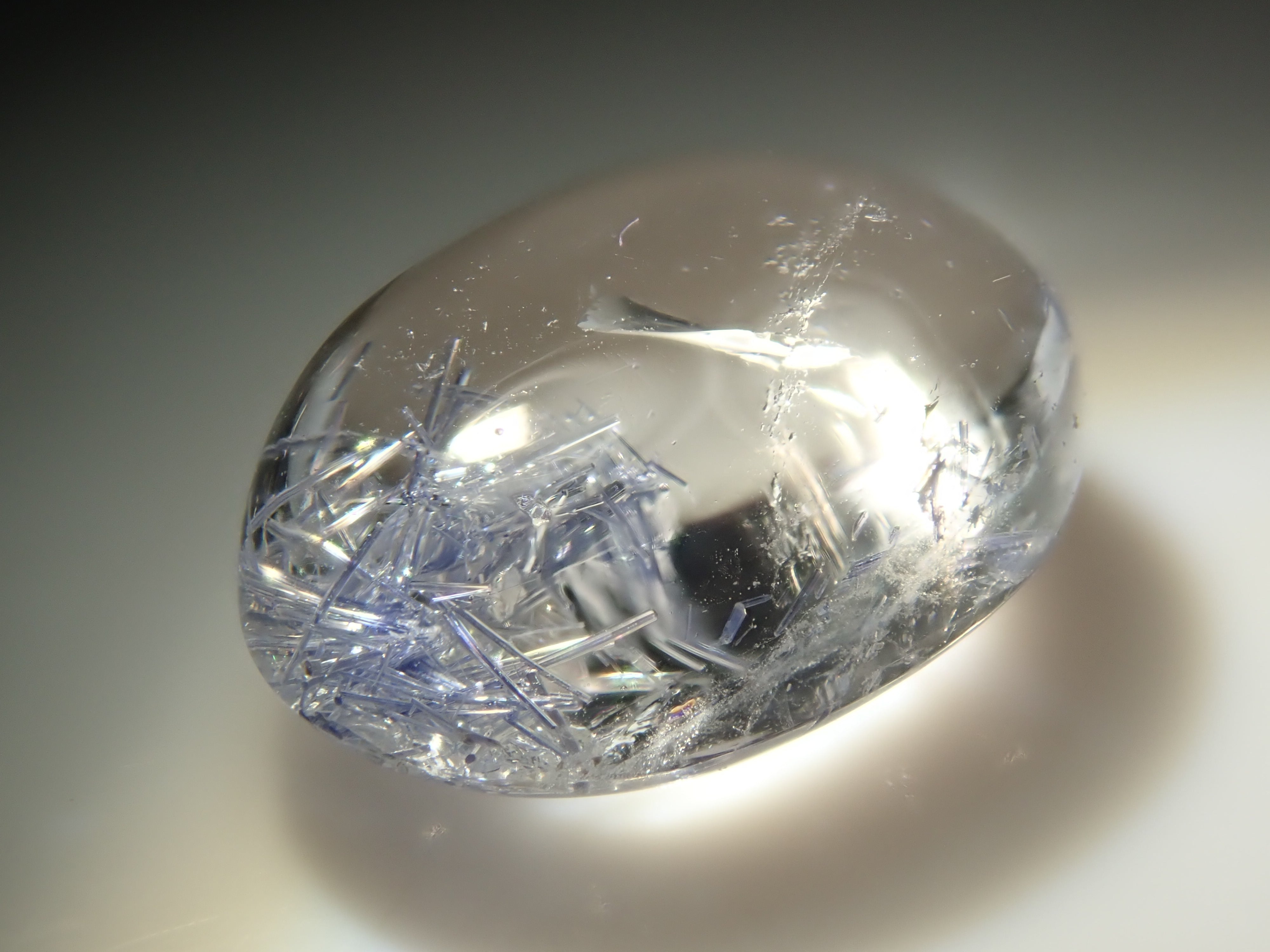 [12/13 22:00] 巴西石英中的杜莫特石，1.779克拉散石