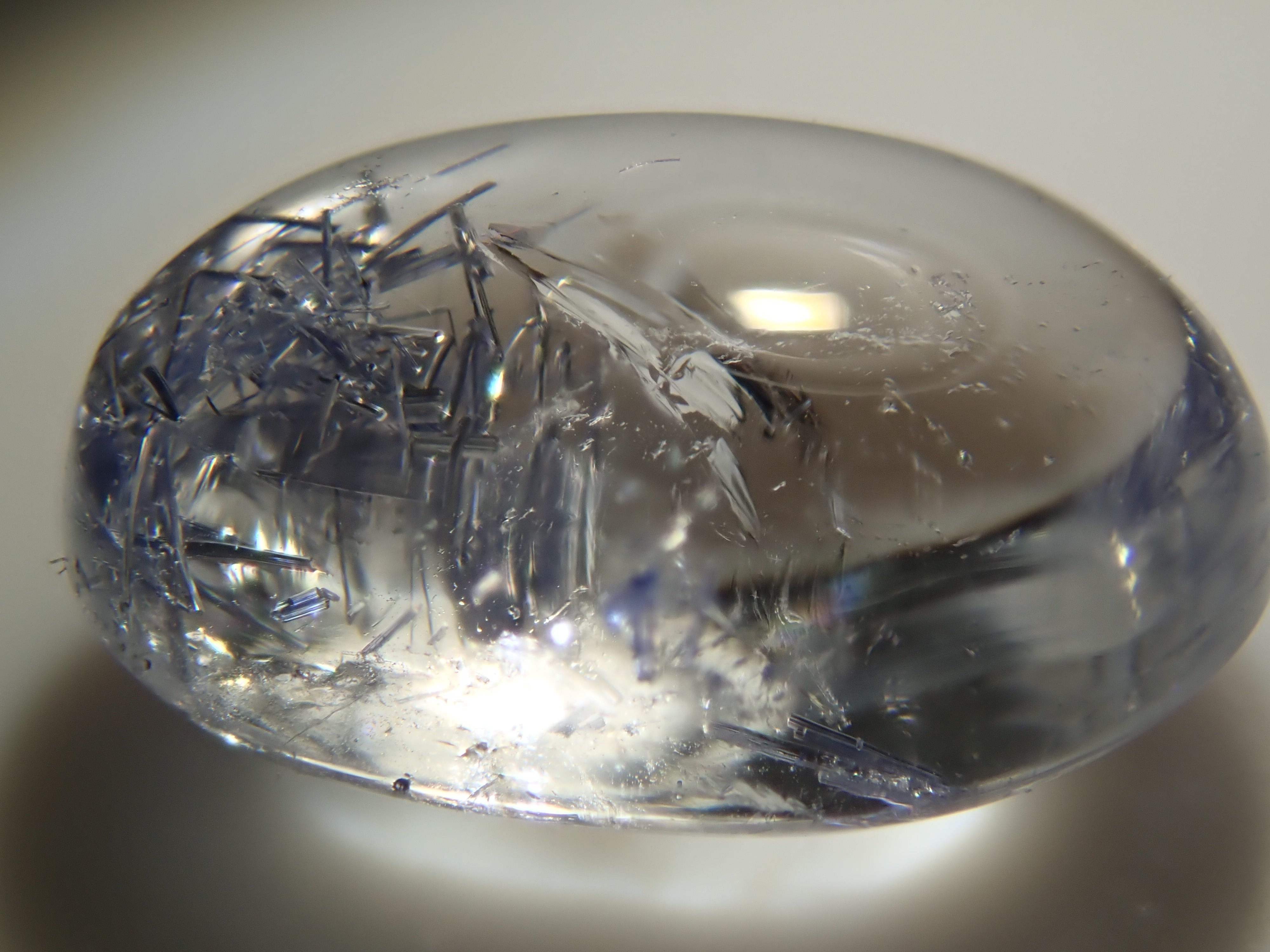 [12/13 22:00] 巴西石英中的杜莫特石，1.779克拉散石