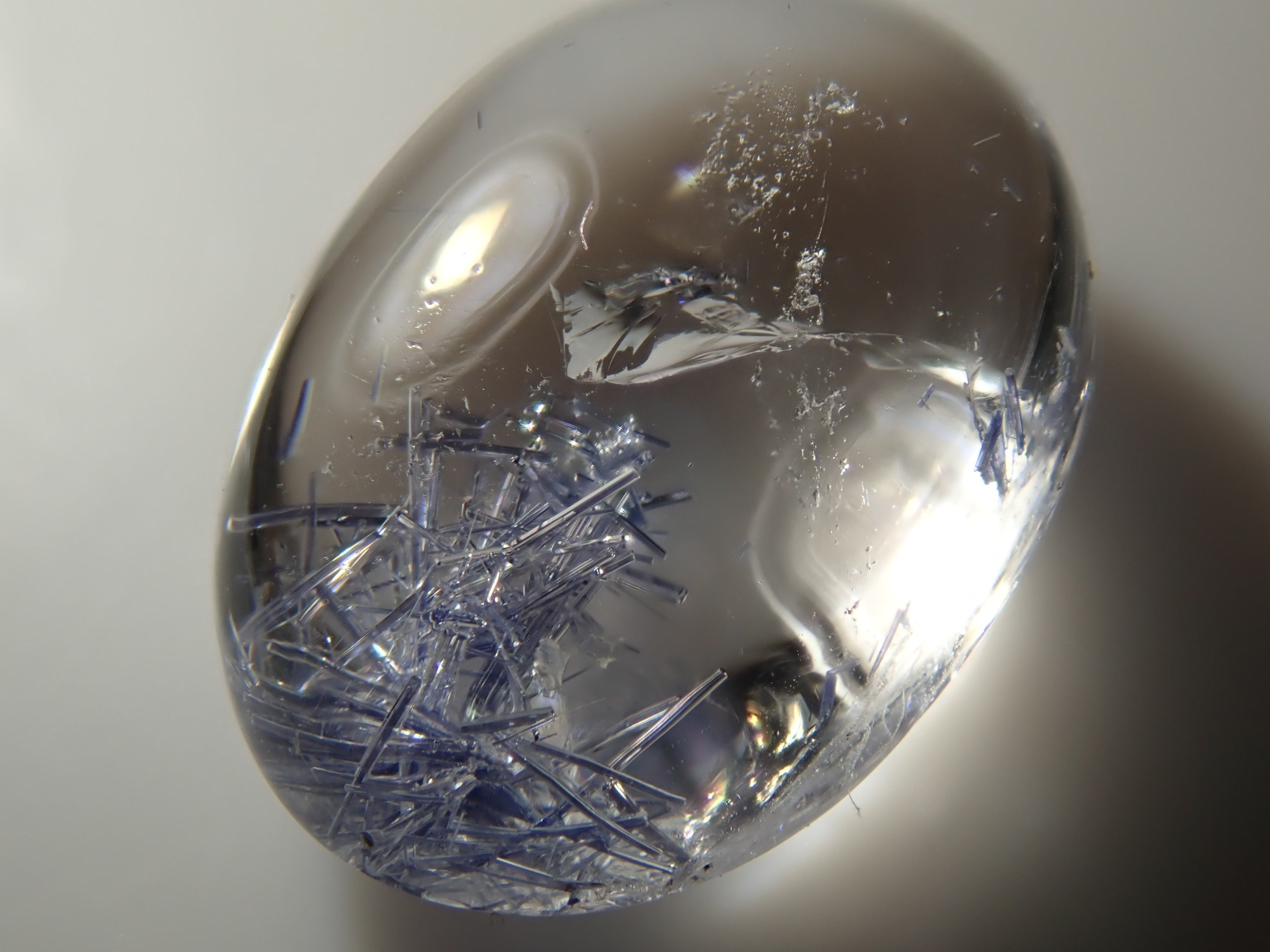 [12/13 22:00] 巴西石英中的杜莫特石，1.779克拉散石