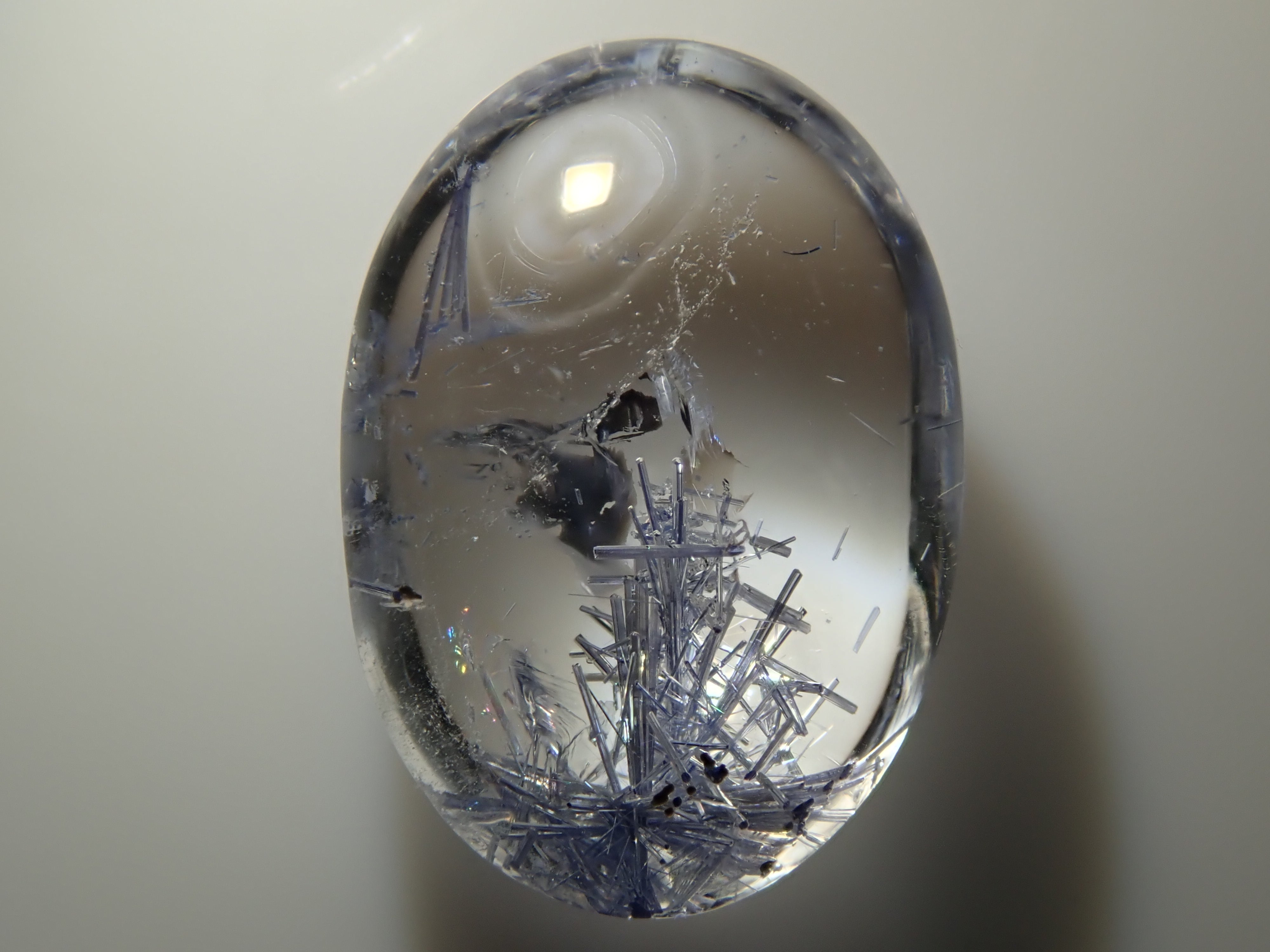 [12/13 22:00] 巴西石英中的杜莫特石，1.779克拉散石