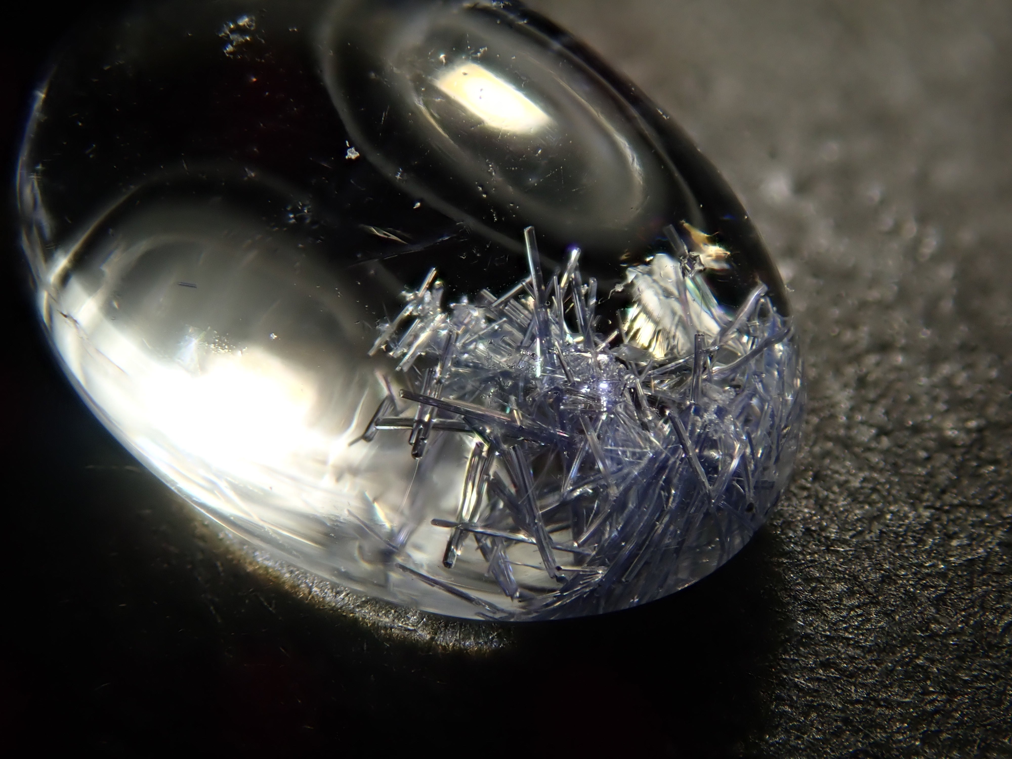 [12/13 22:00] 巴西石英中的杜莫特石，1.779克拉散石