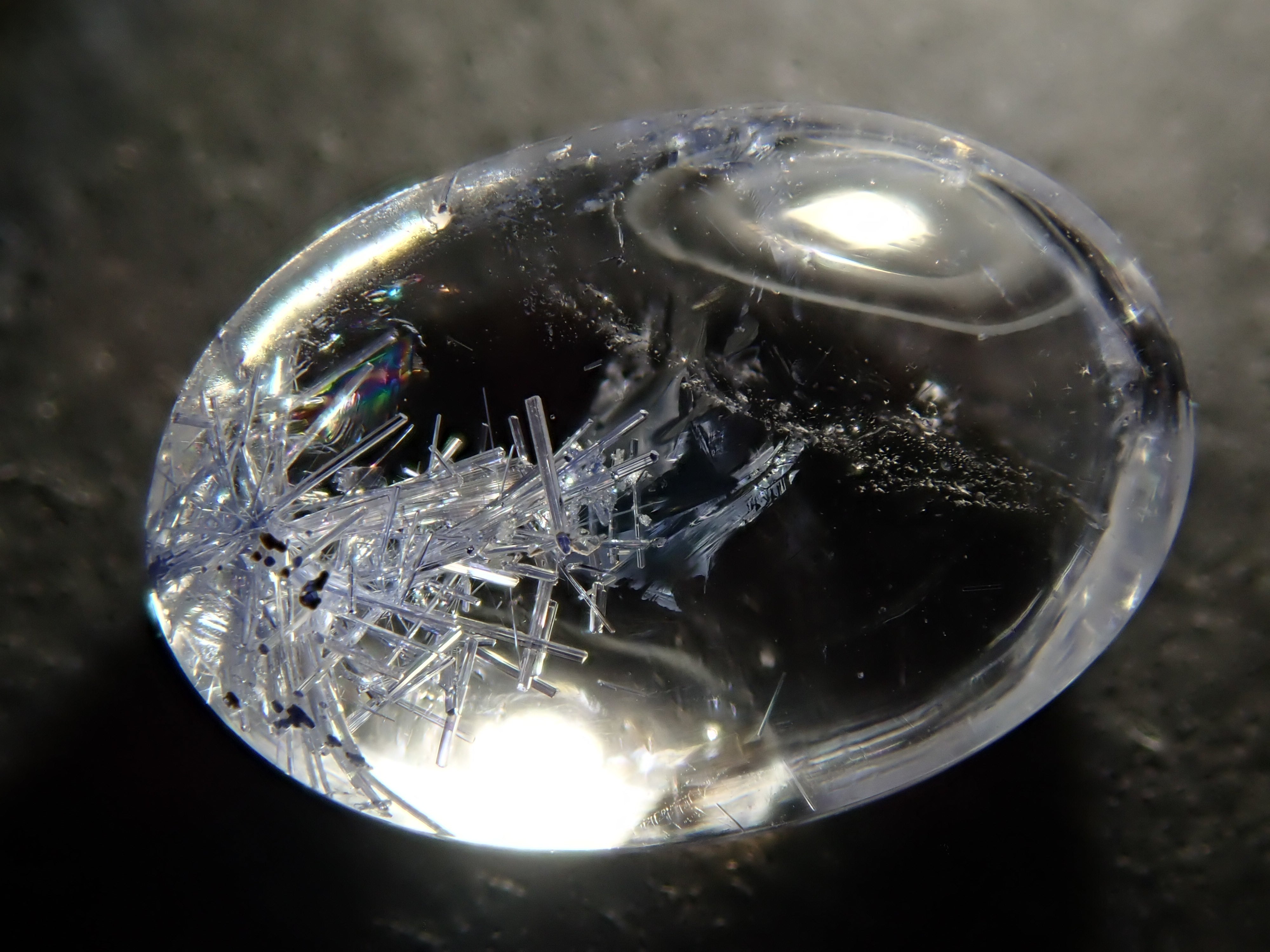 [12/13 22:00] 巴西石英中的杜莫特石，1.779克拉散石