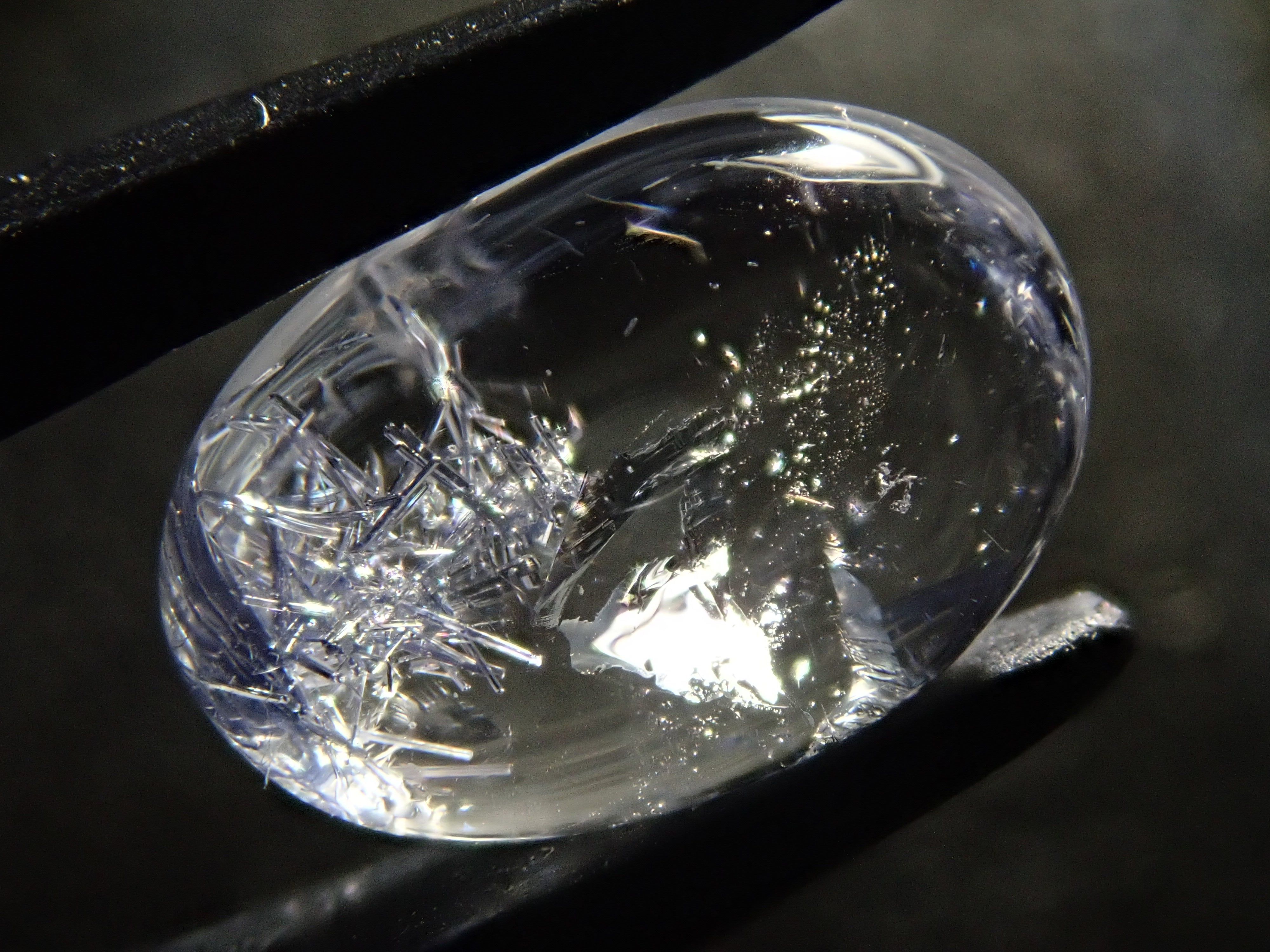 [12/13 22:00] 巴西石英中的杜莫特石，1.779克拉散石