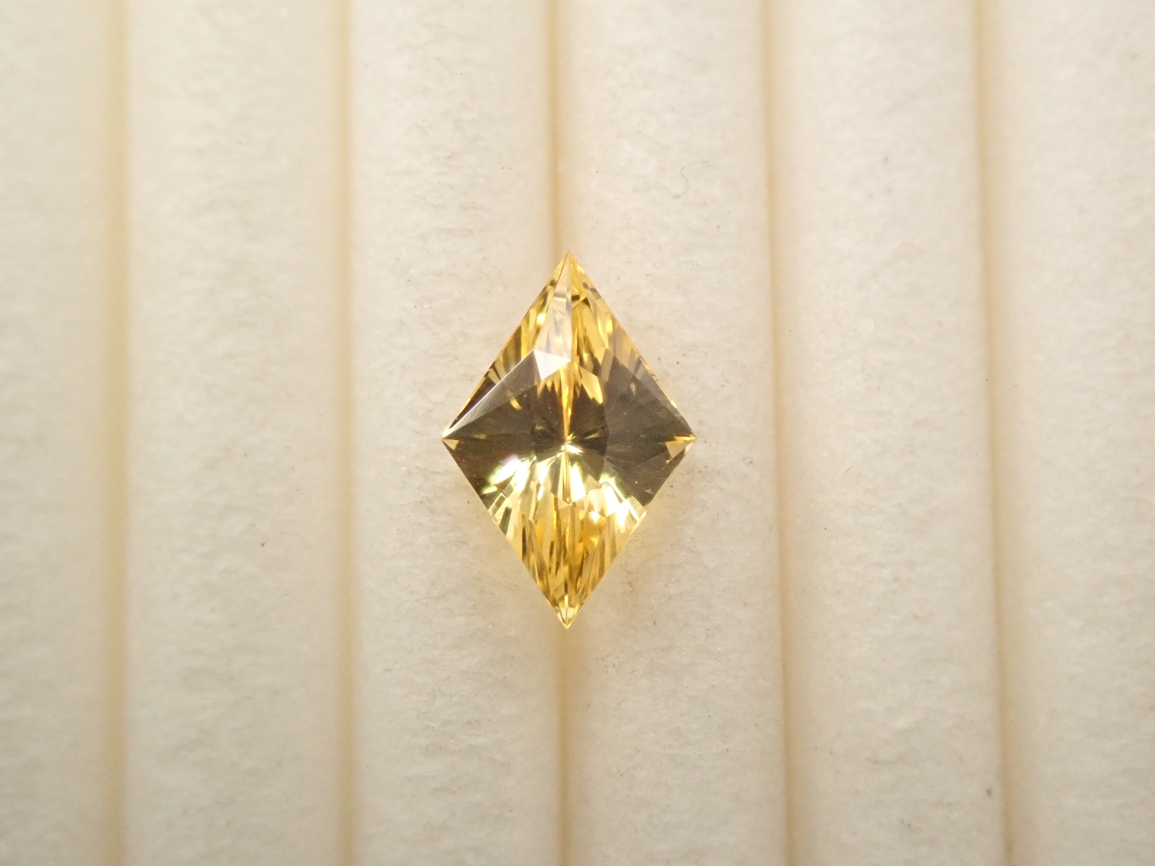 スリランカ産イエローサファイア 0.508ctルース