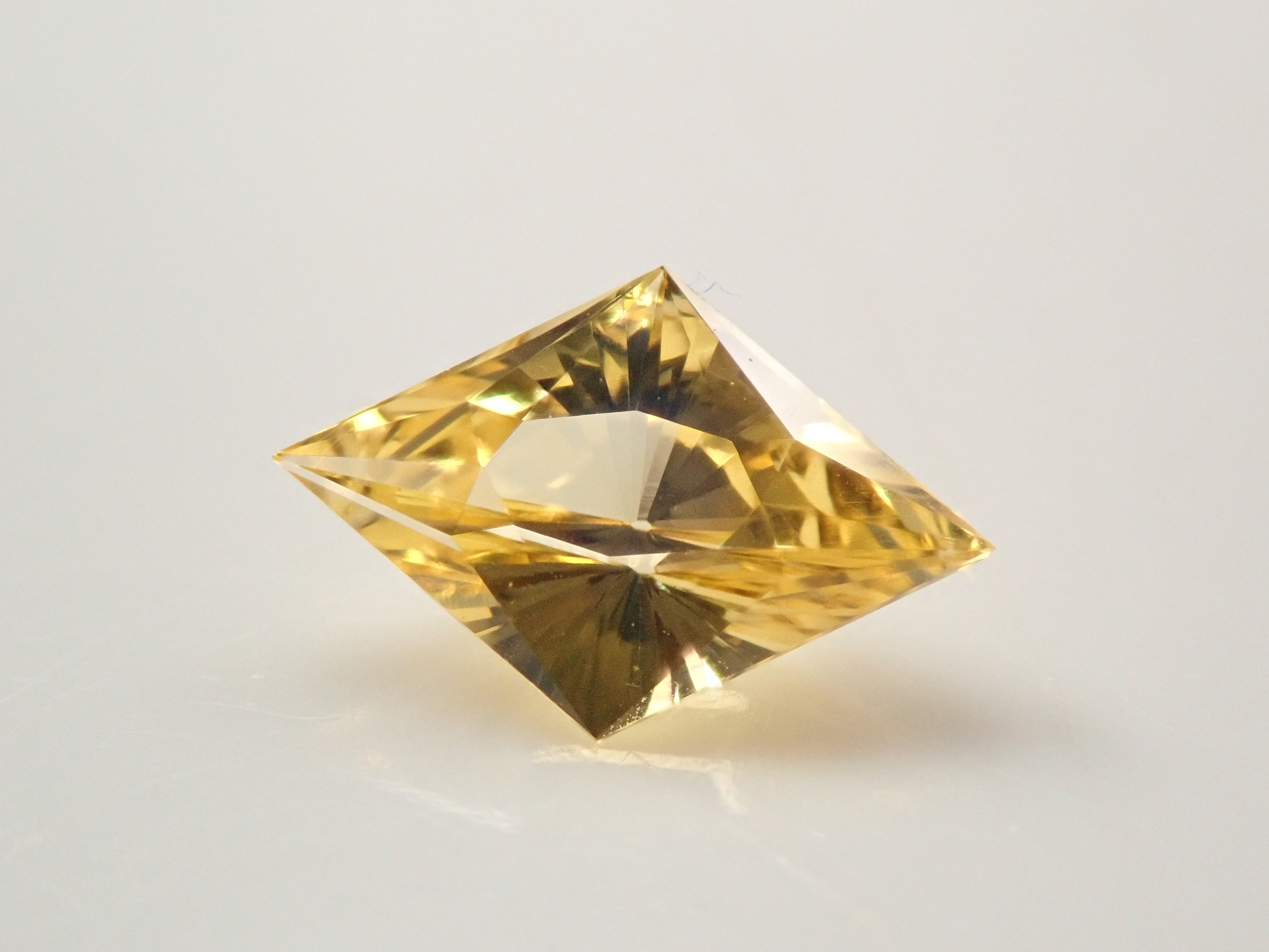 スリランカ産イエローサファイア 0.508ctルース