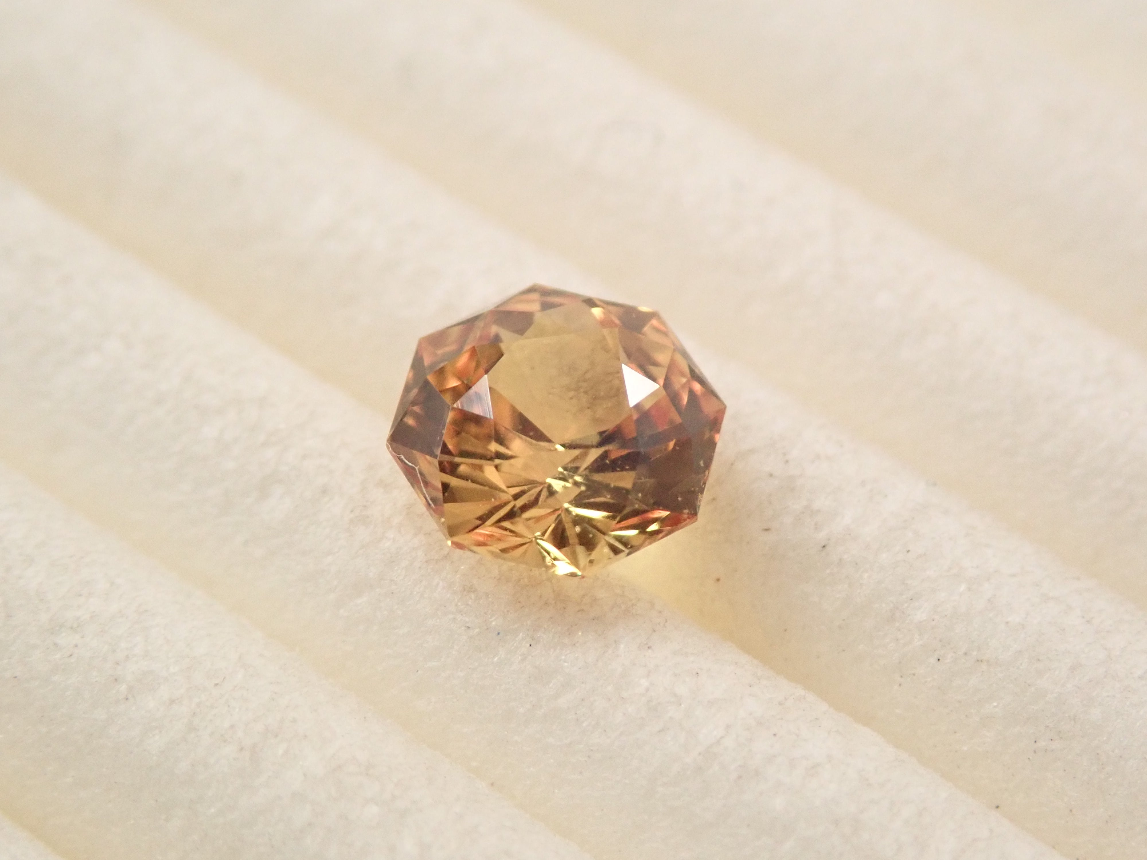 スリランカ産ゴールデンサファイア 0.649ctルース