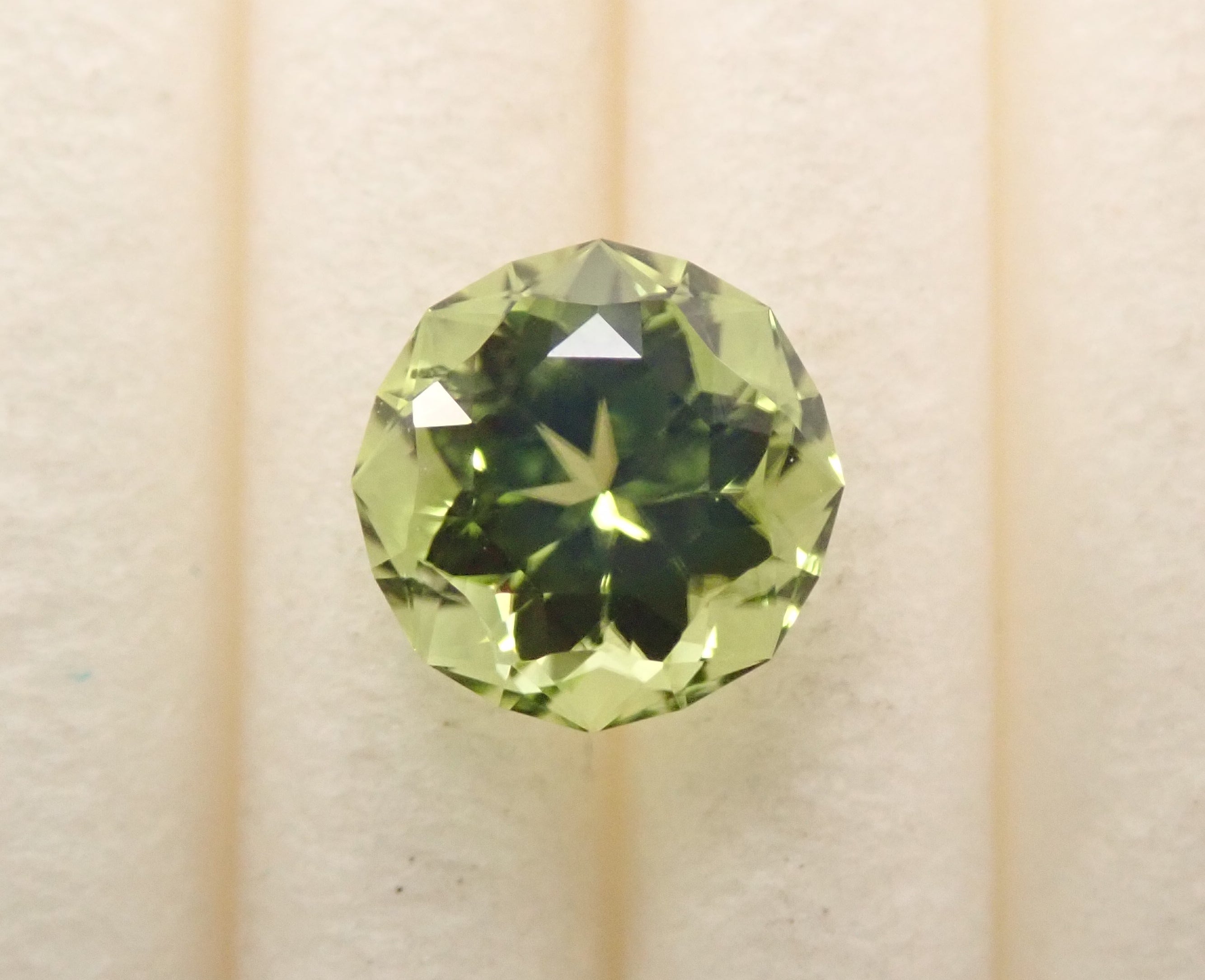 【12/14 22時販売】アメリカ産ペリドット 5.1mm/0.573ctルース