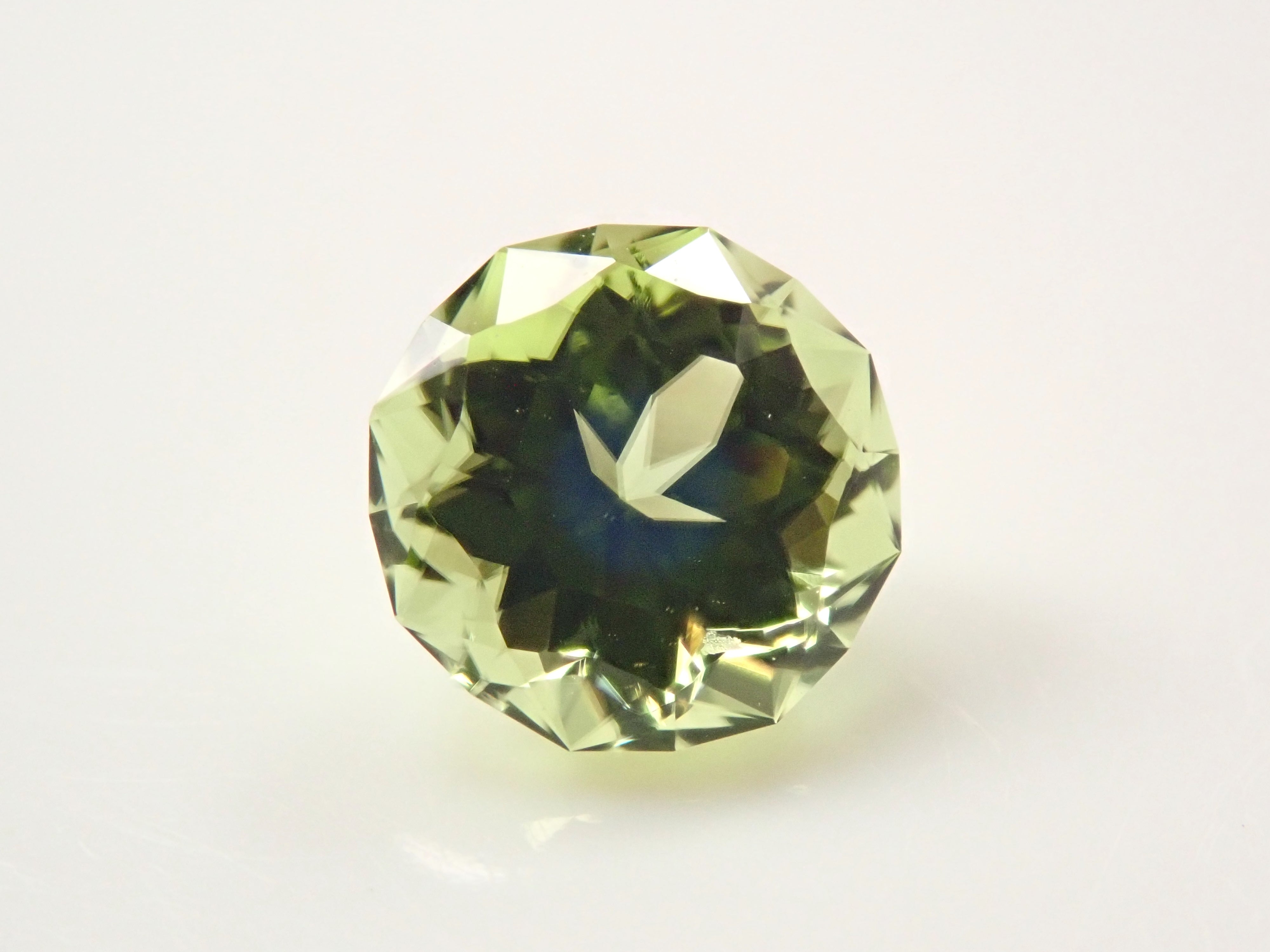 [12/14 22:00] 美​​國橄欖石 5.1毫米/0.573克拉 裸石