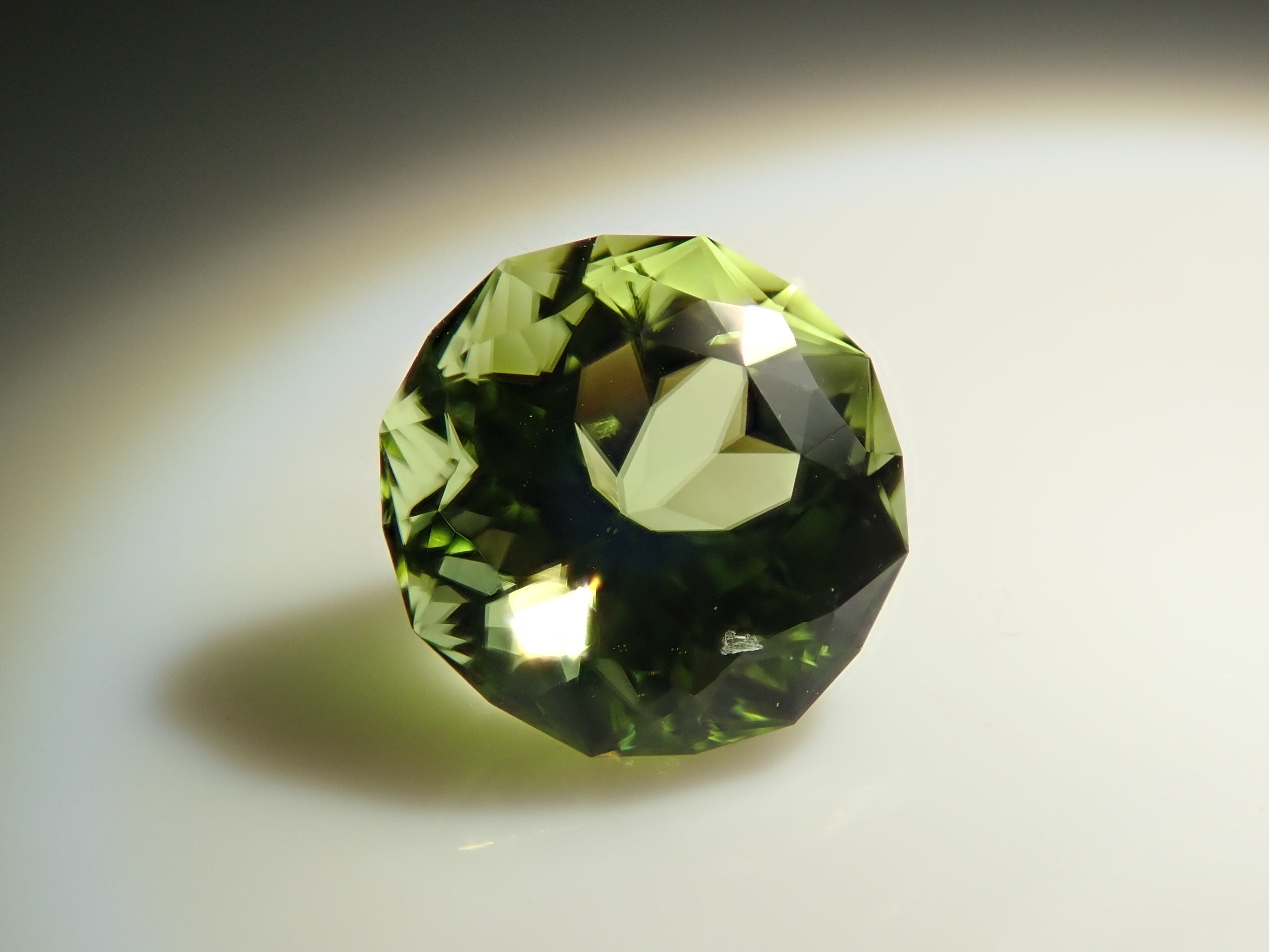 [12/14 22:00] 美​​國橄欖石 5.1毫米/0.573克拉 裸石