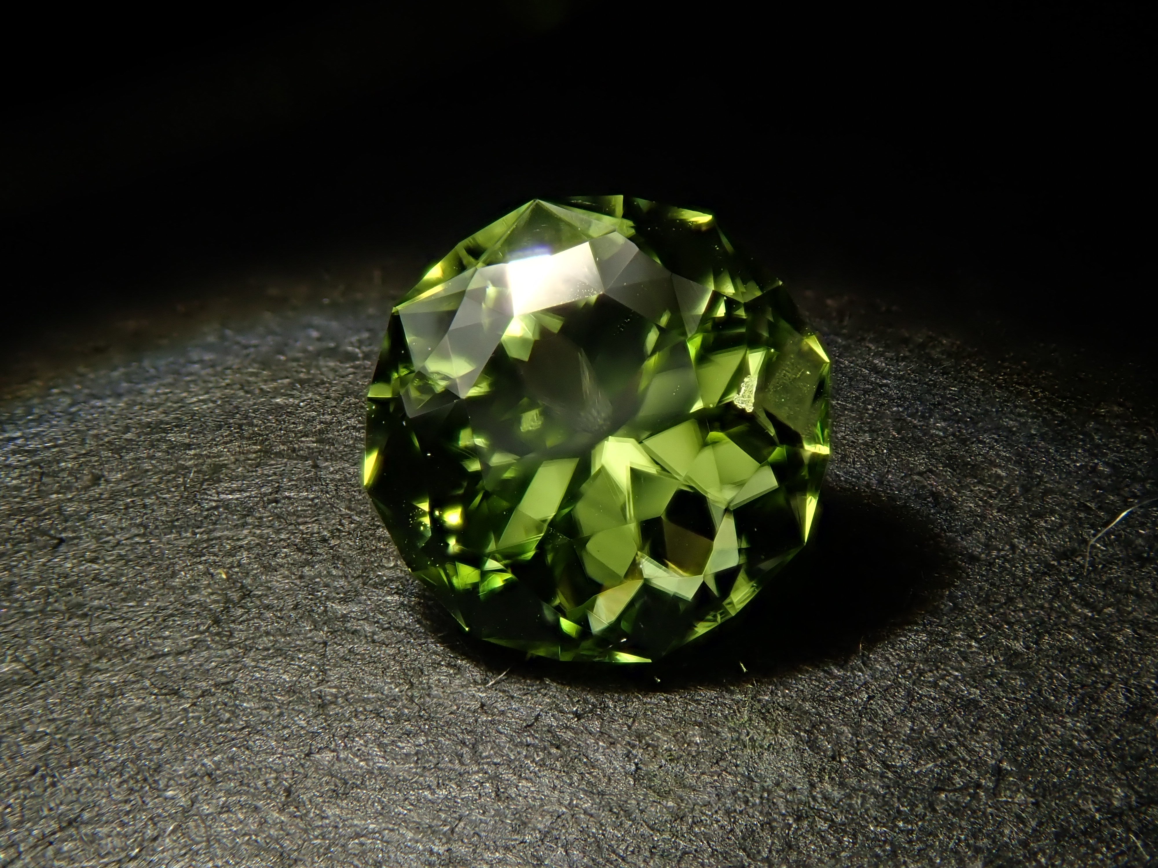 [12/14 22:00] 美​​國橄欖石 5.1毫米/0.573克拉 裸石