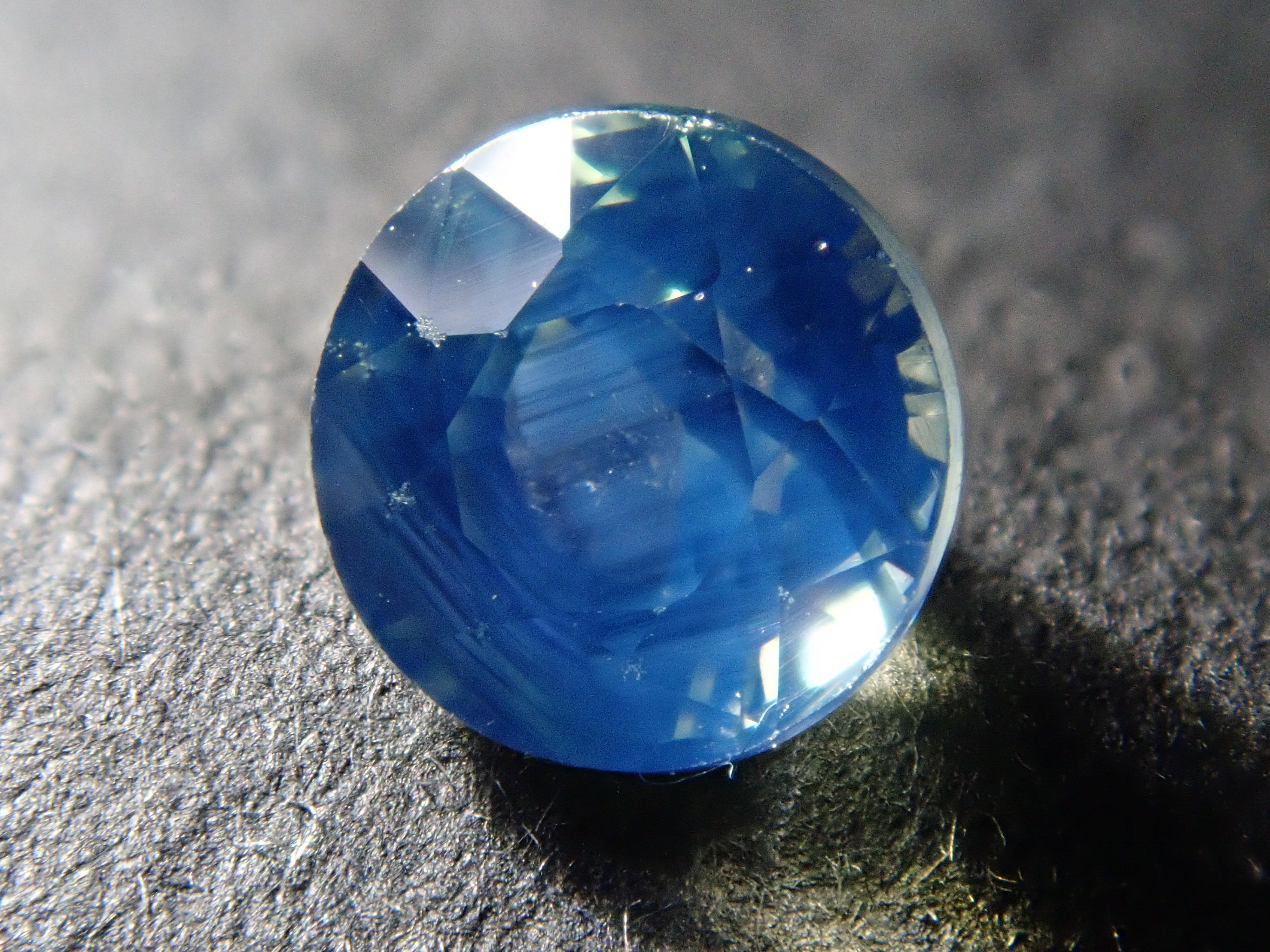 【12/19 22時販売】マダガスカル産バイカラーサファイア 4.5mm/0.637ctルース