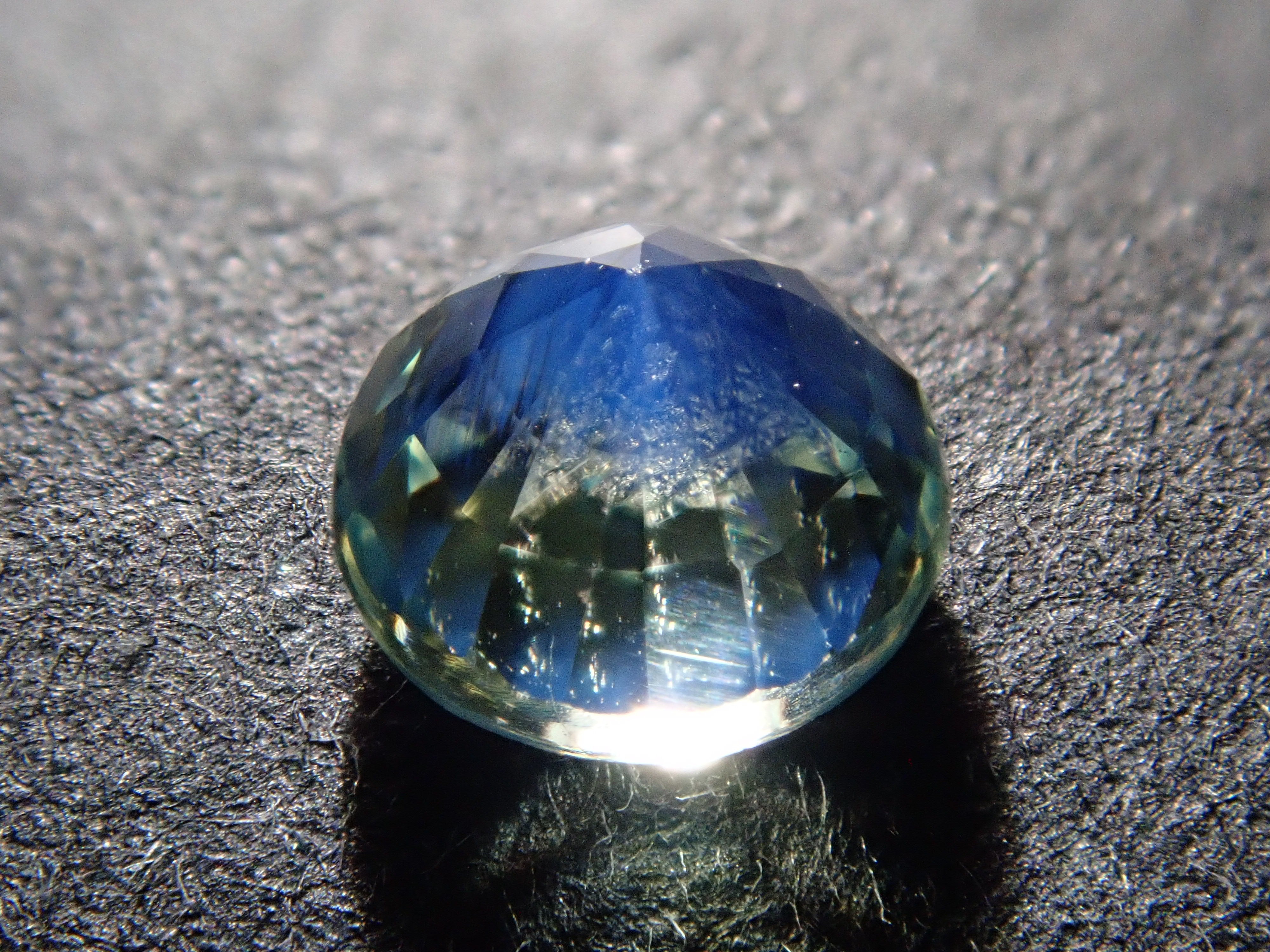 【12/19 22時販売】マダガスカル産バイカラーサファイア 4.5mm/0.637ctルース