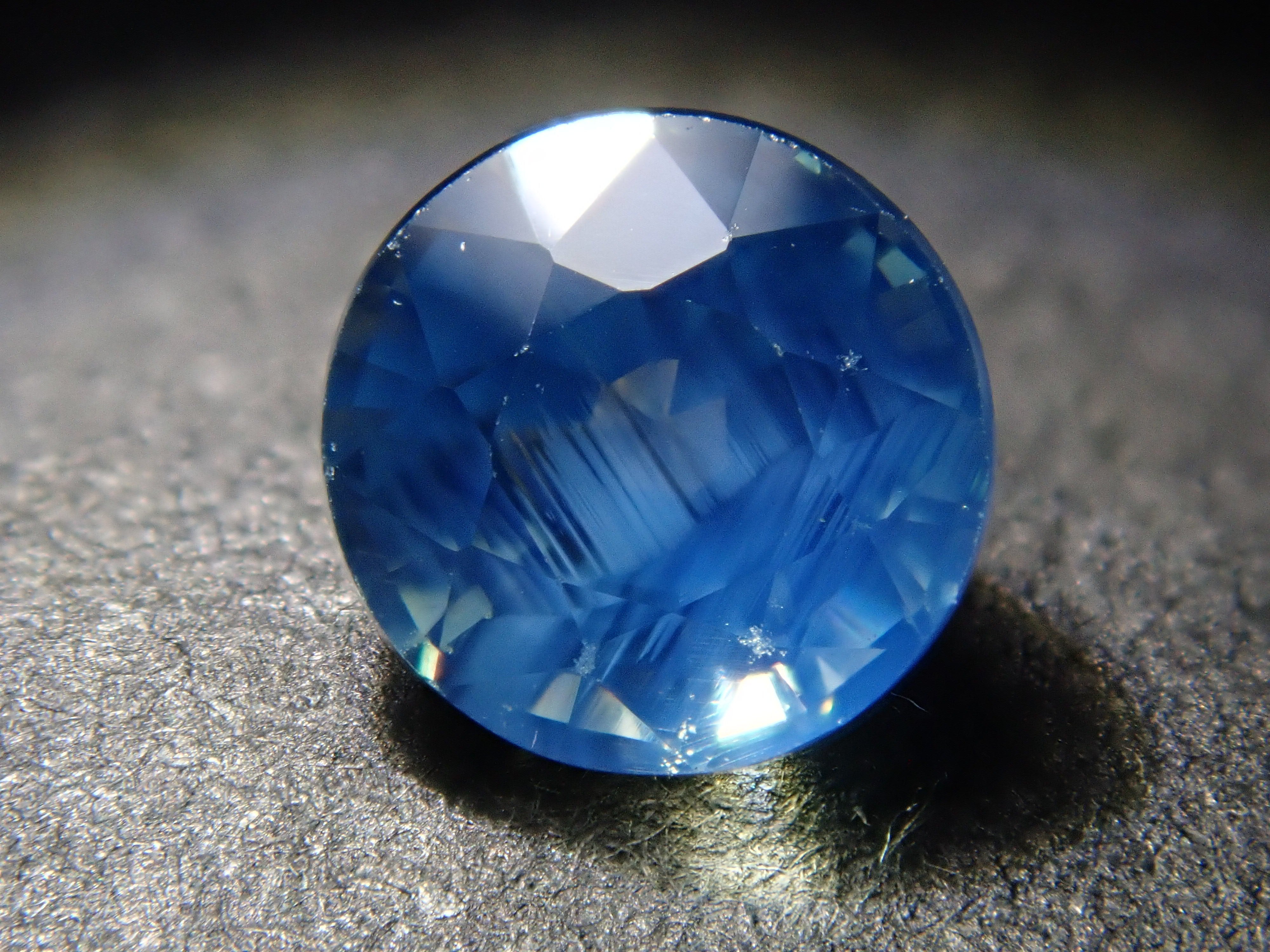 【12/19 22時販売】マダガスカル産バイカラーサファイア 4.5mm/0.637ctルース