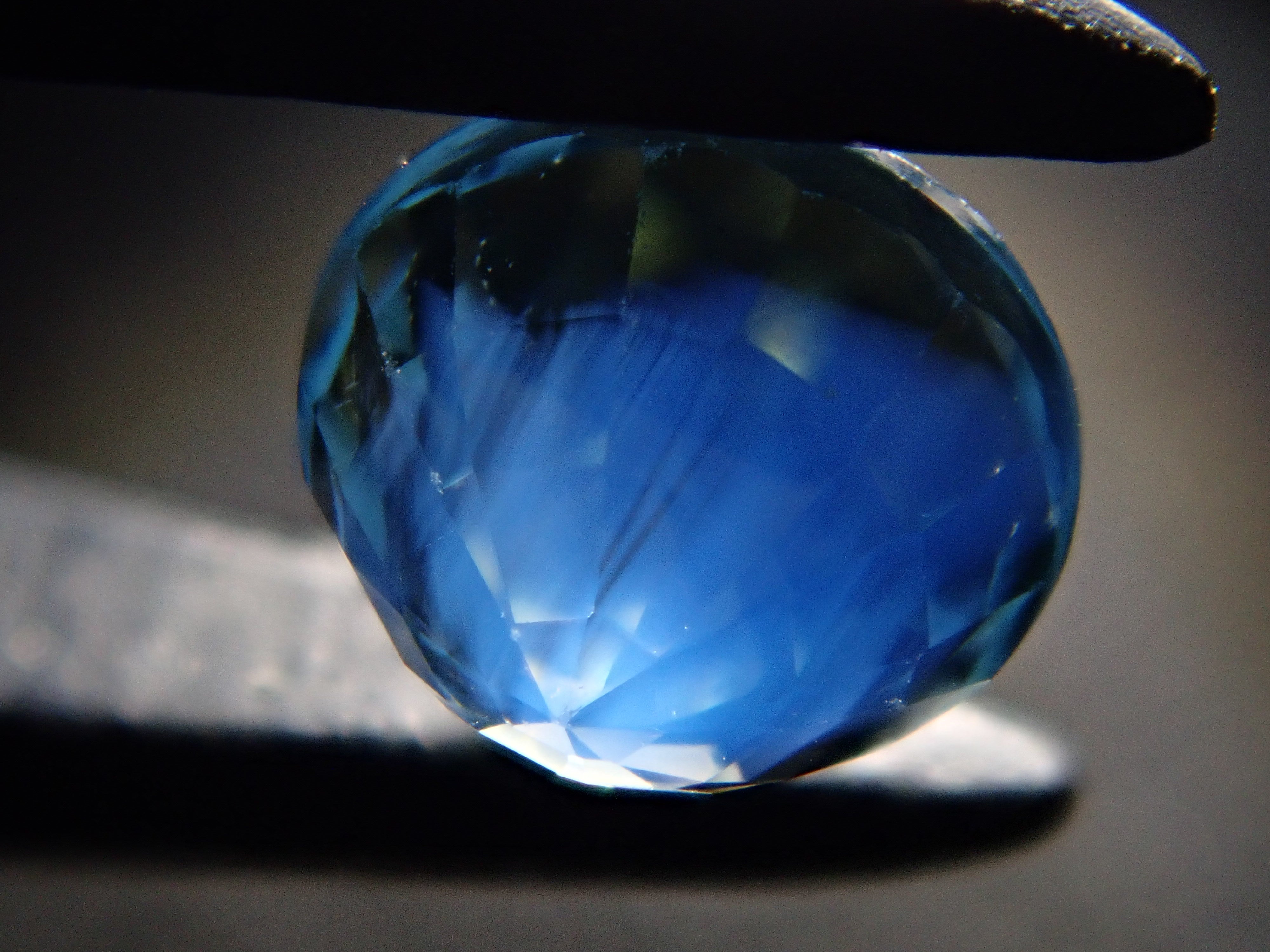 【12/19 22時販売】マダガスカル産バイカラーサファイア 4.5mm/0.637ctルース