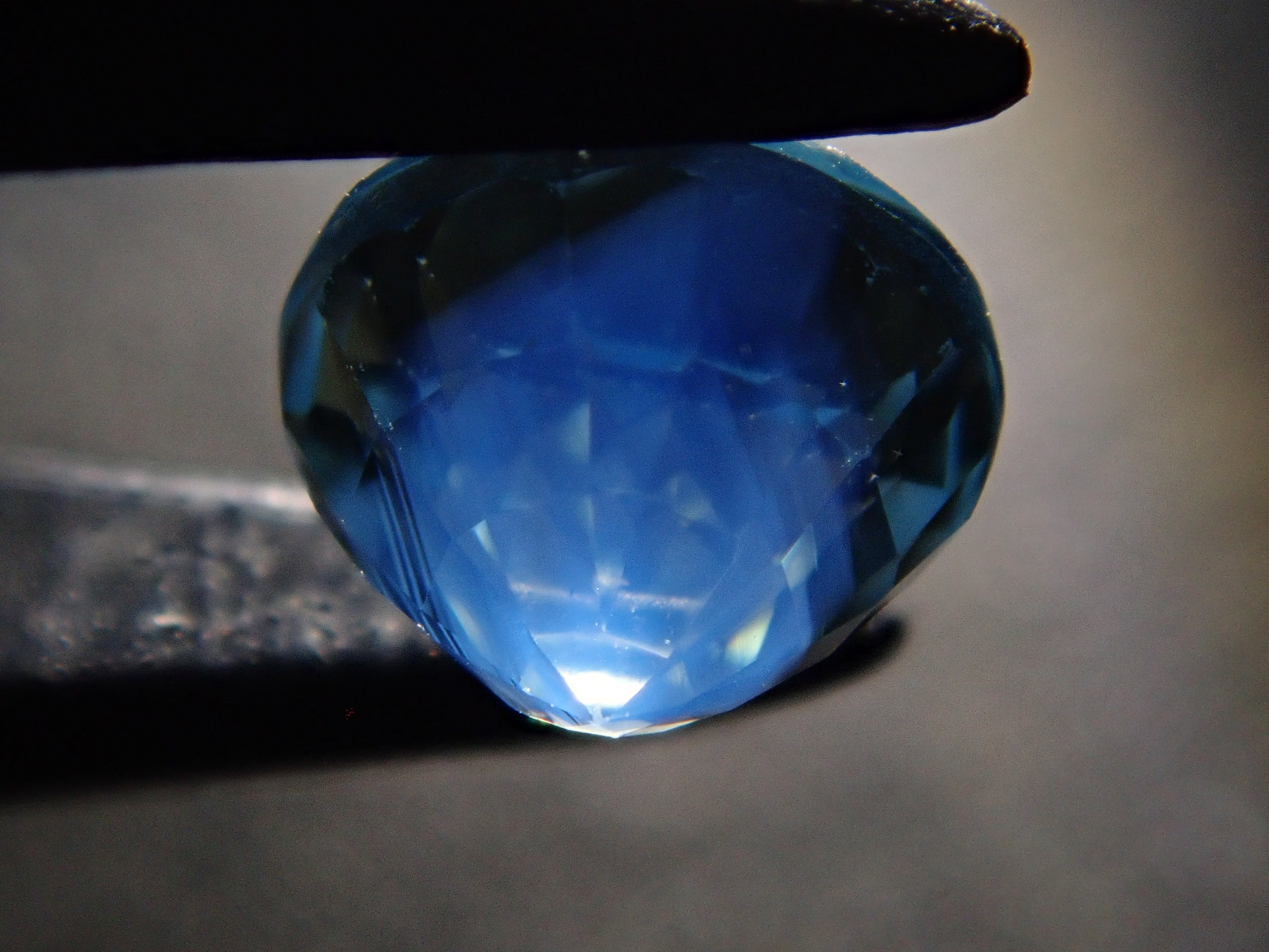 【12/19 22時販売】マダガスカル産バイカラーサファイア 4.5mm/0.637ctルース