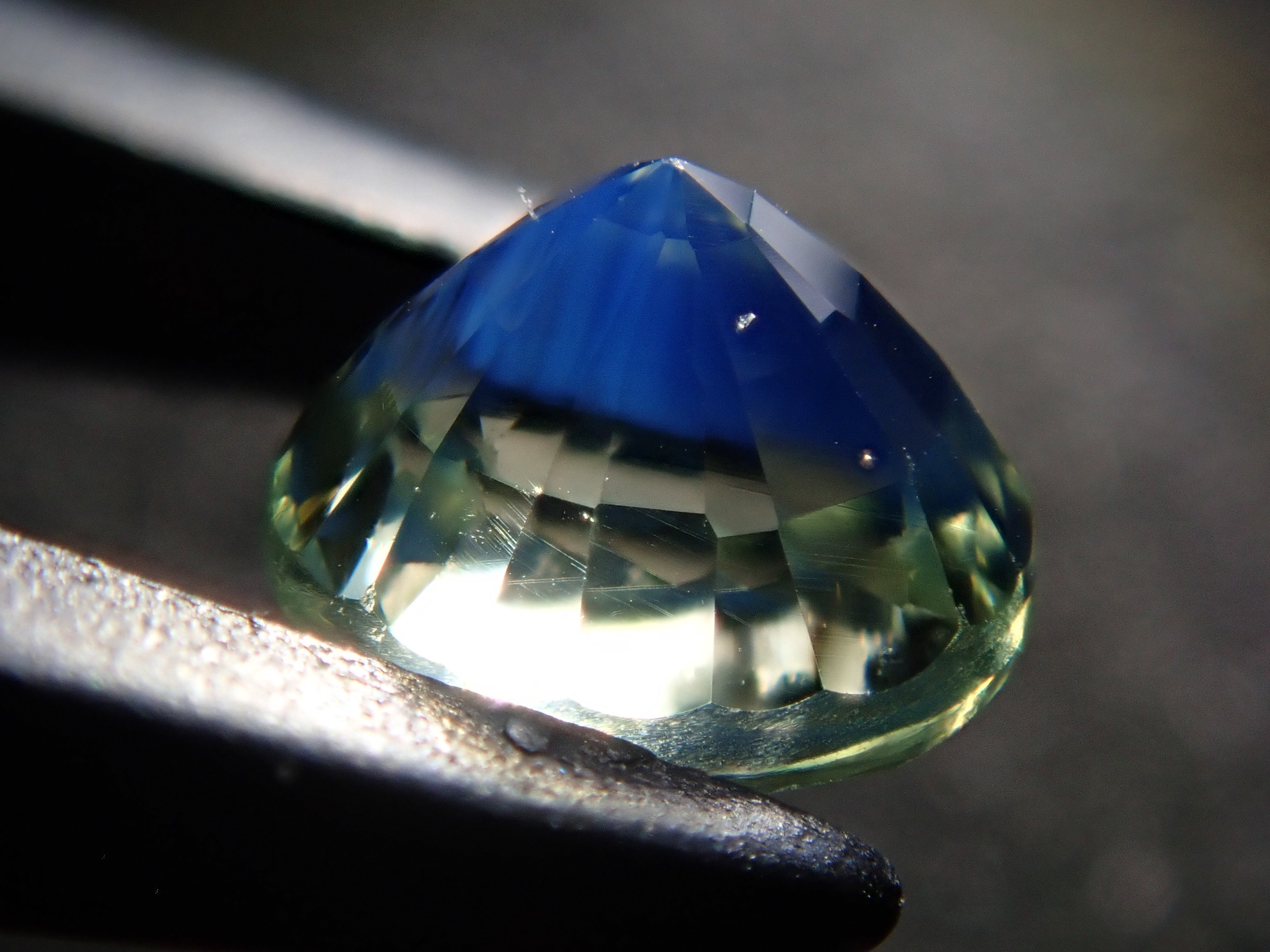 【12/19 22時販売】マダガスカル産バイカラーサファイア 4.5mm/0.637ctルース