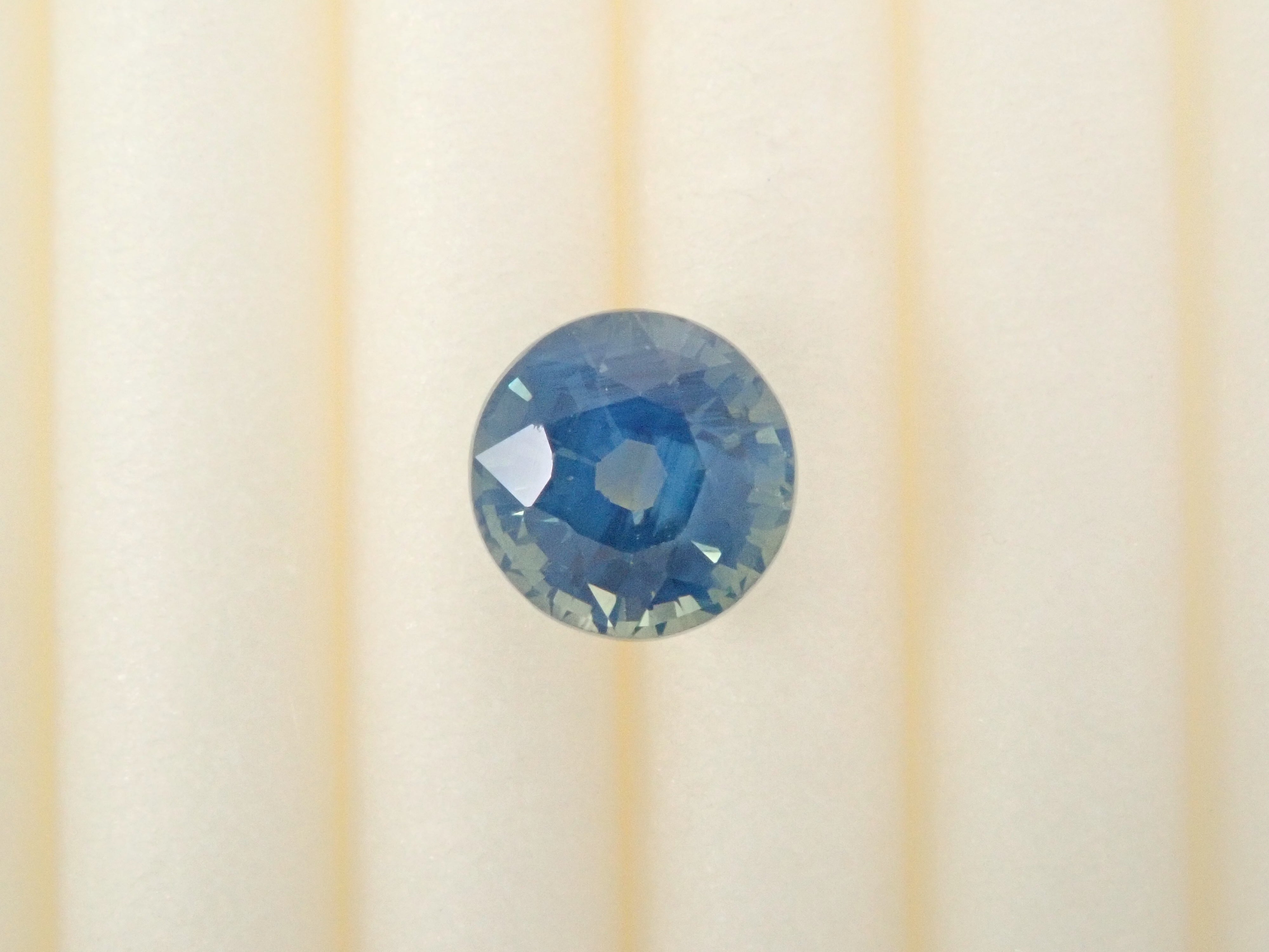 【12/19 22時販売】マダガスカル産バイカラーサファイア 4.5mm/0.637ctルース