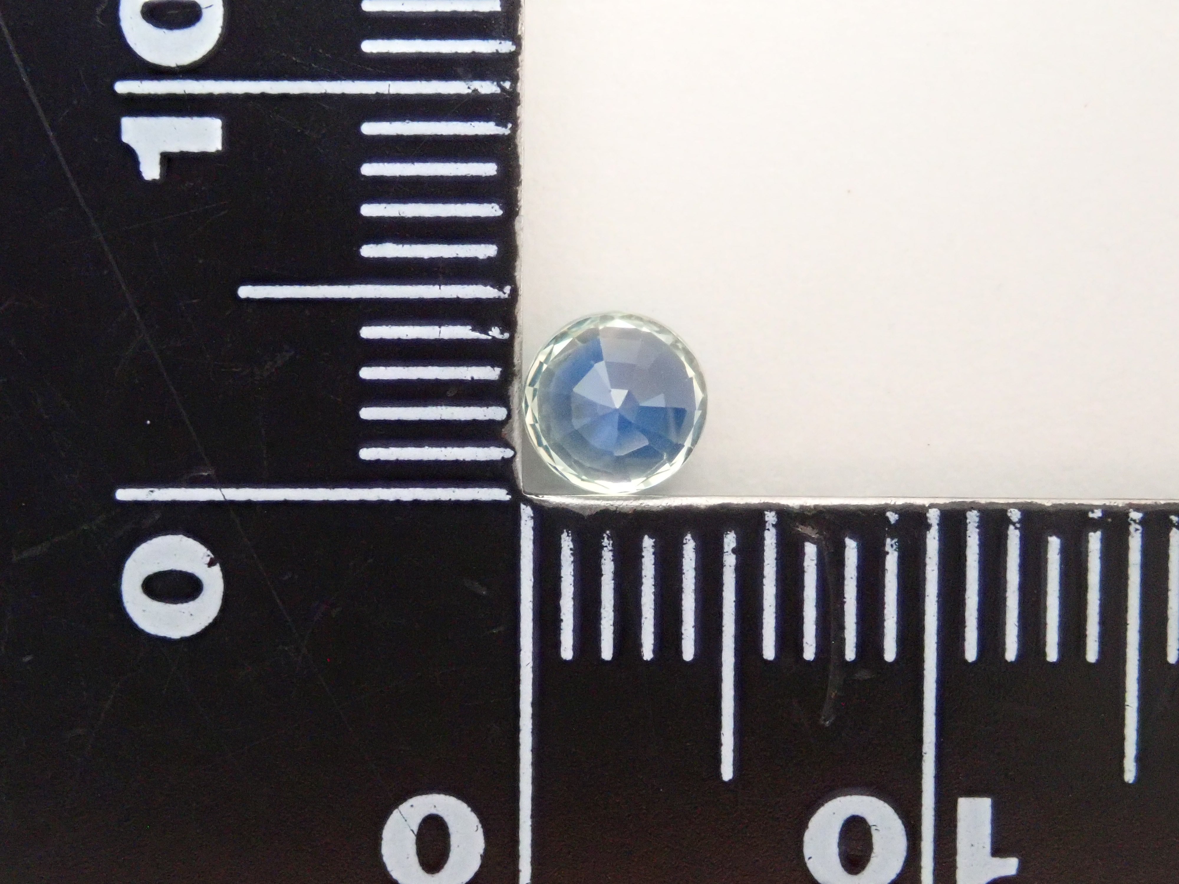 【12/19 22時販売】マダガスカル産バイカラーサファイア 4.5mm/0.637ctルース