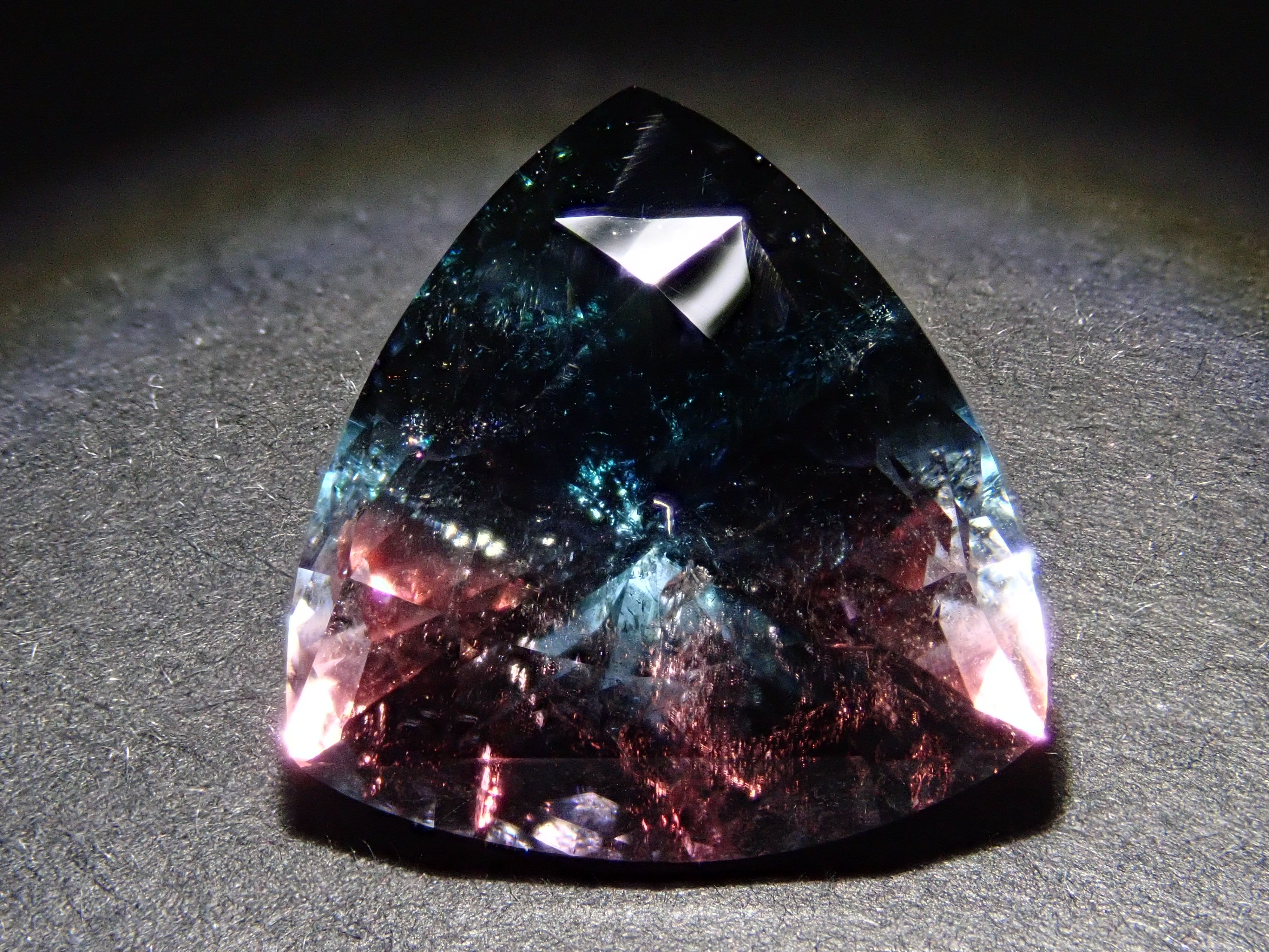 【抽選販売0117_08】ブラジル産バイカラートルマリン 7.017ctルース