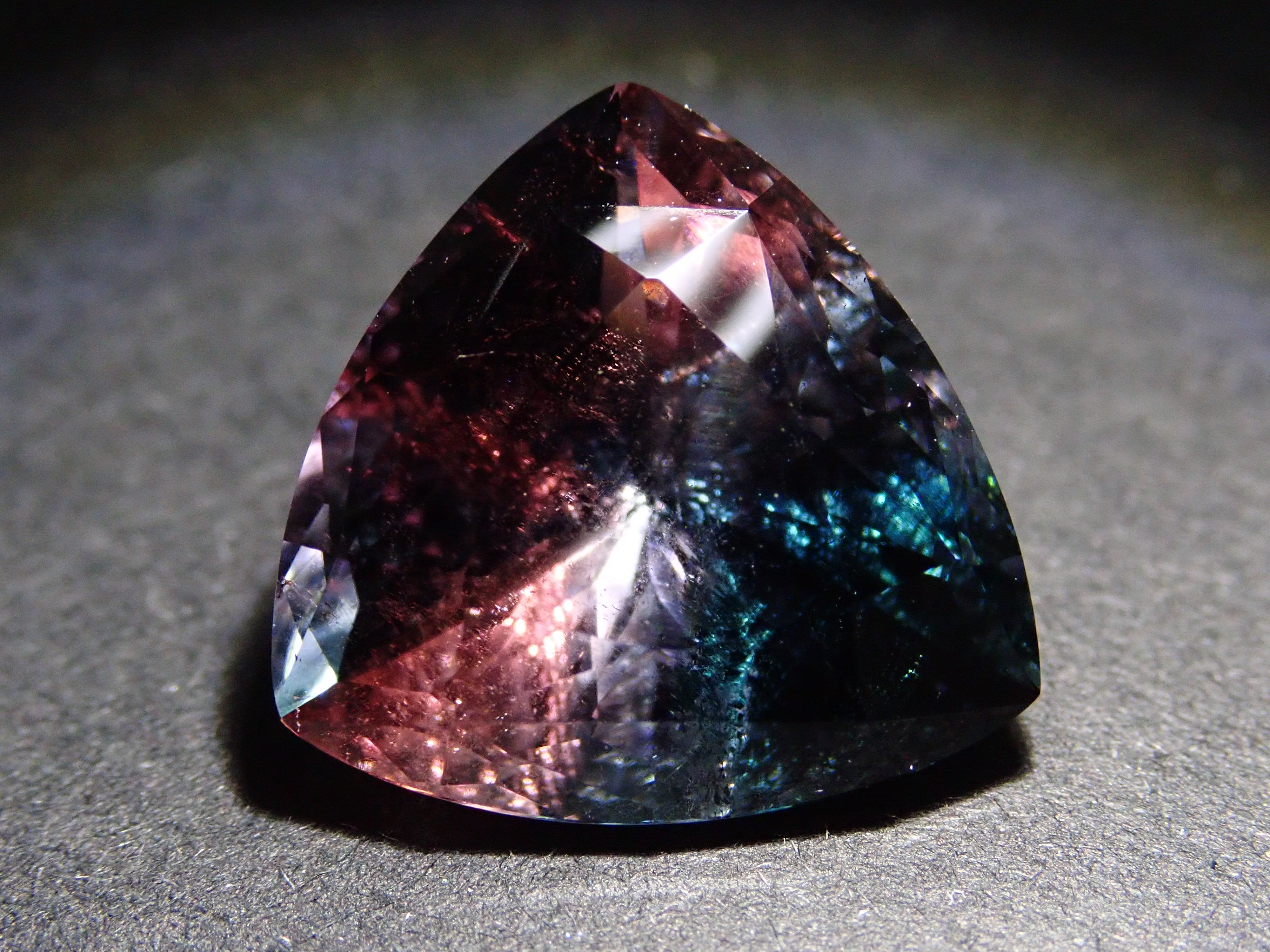 【抽選販売0117_08】ブラジル産バイカラートルマリン 7.017ctルース