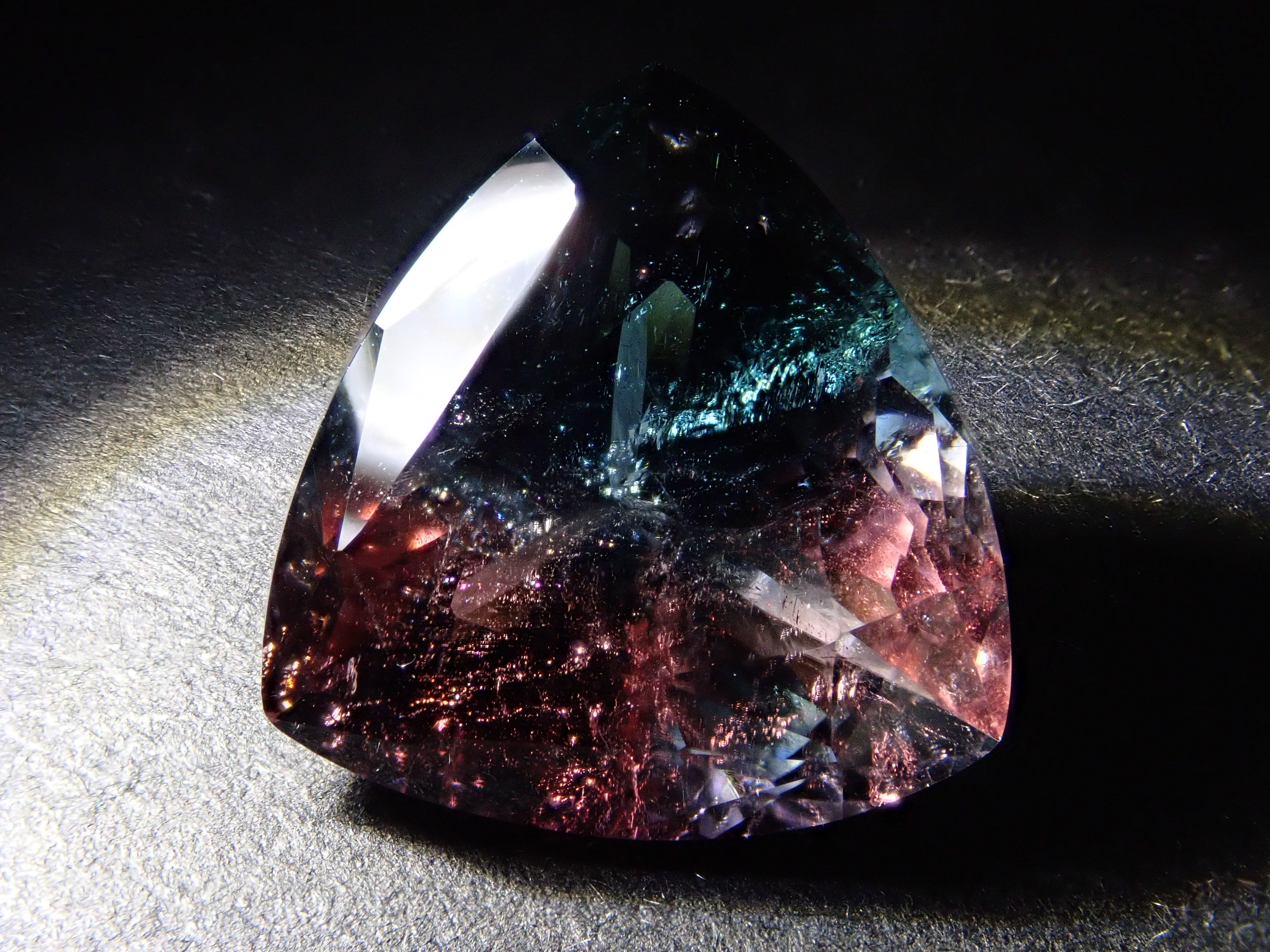 【抽選販売0117_08】ブラジル産バイカラートルマリン 7.017ctルース