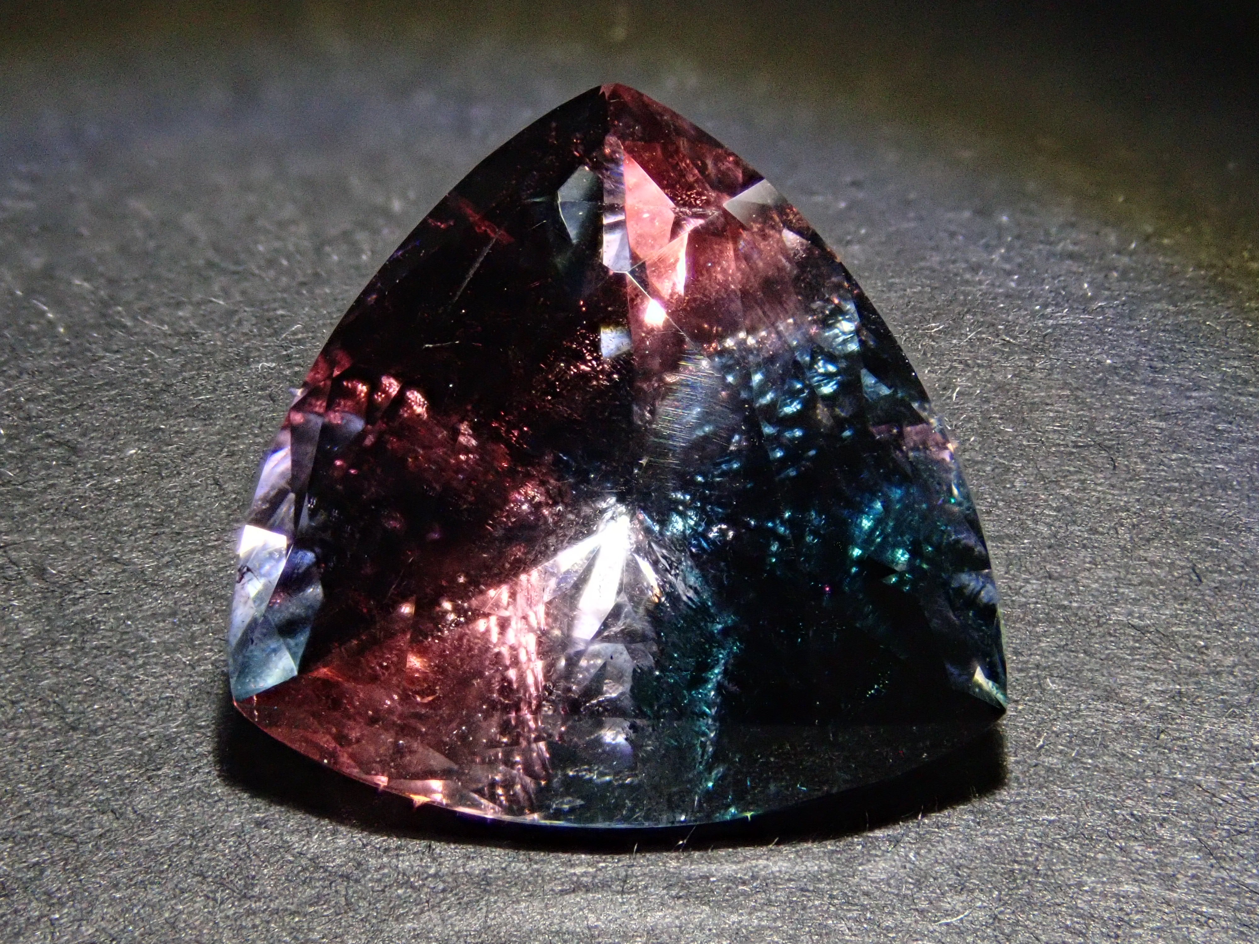 【抽選販売0117_08】ブラジル産バイカラートルマリン 7.017ctルース