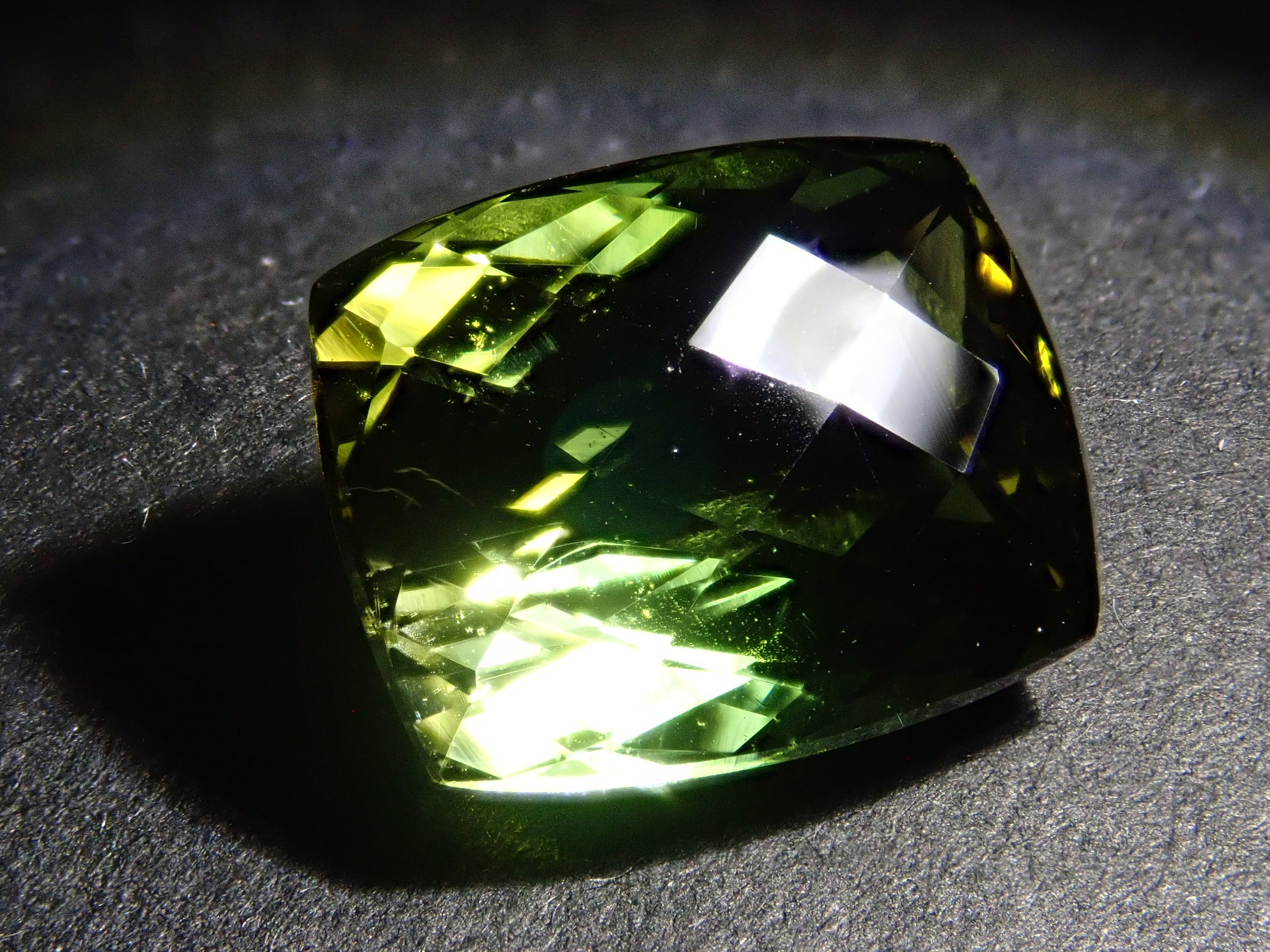 カルサイト トルマリン ? 付 12561693掲載】ザンビア産バイカラートルマリン 4.142ctルース