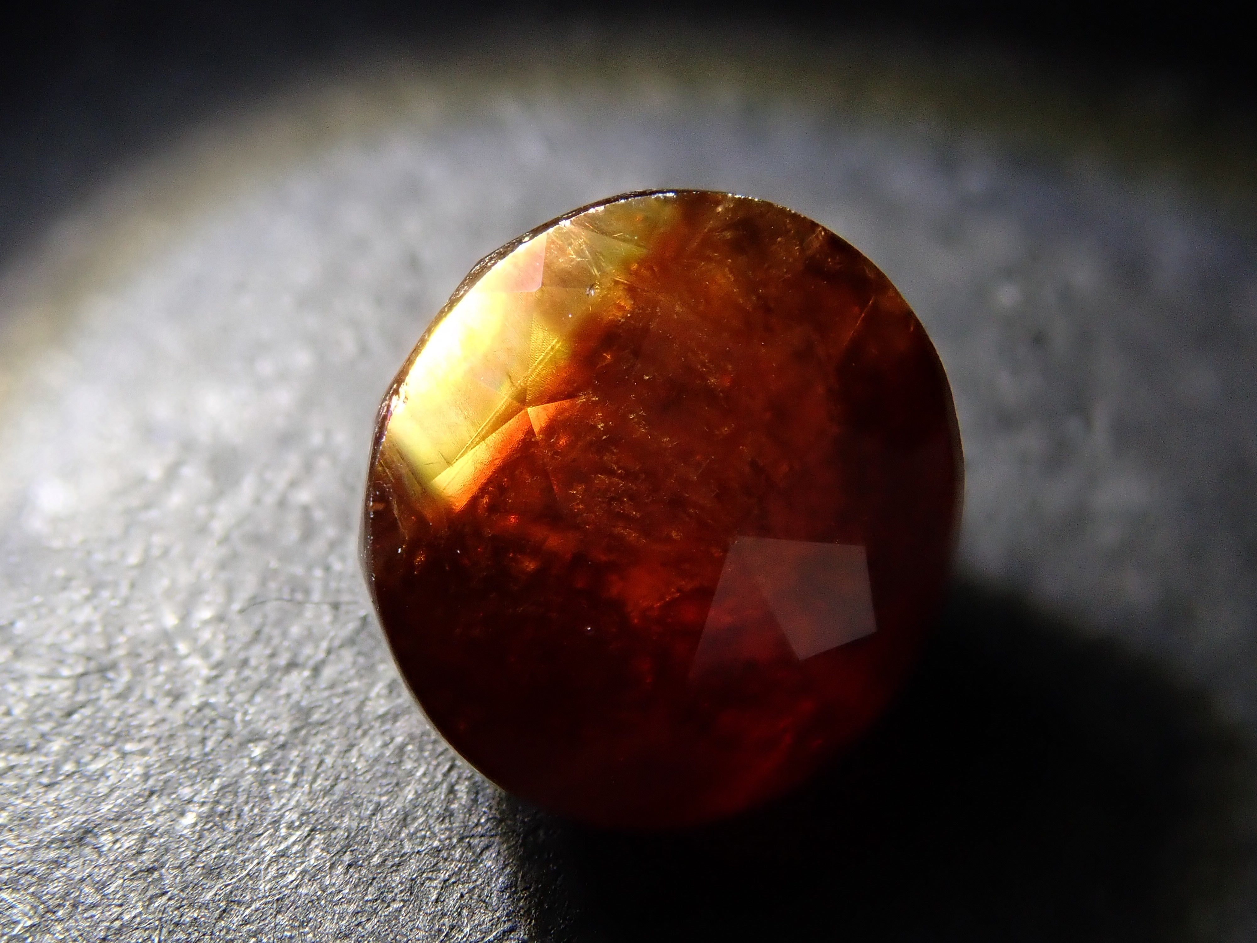 [12/21 22:00] 彩虹石榴石（鈣鐵榴石）7.0毫米/2.135克拉裸石，產自奈良縣天川村