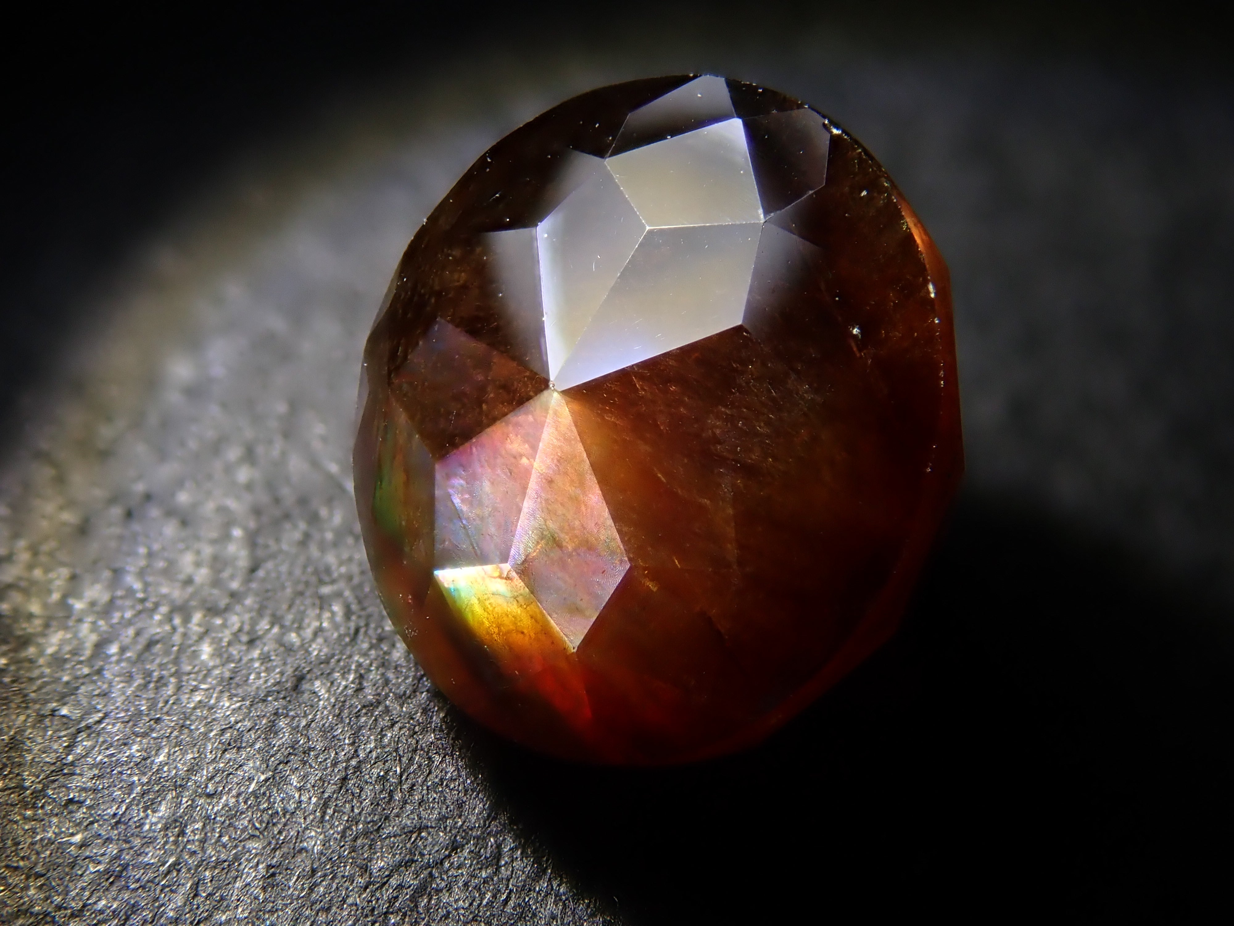 [12/21 22:00] 彩虹石榴石（鈣鐵榴石）7.0毫米/2.135克拉裸石，產自奈良縣天川村