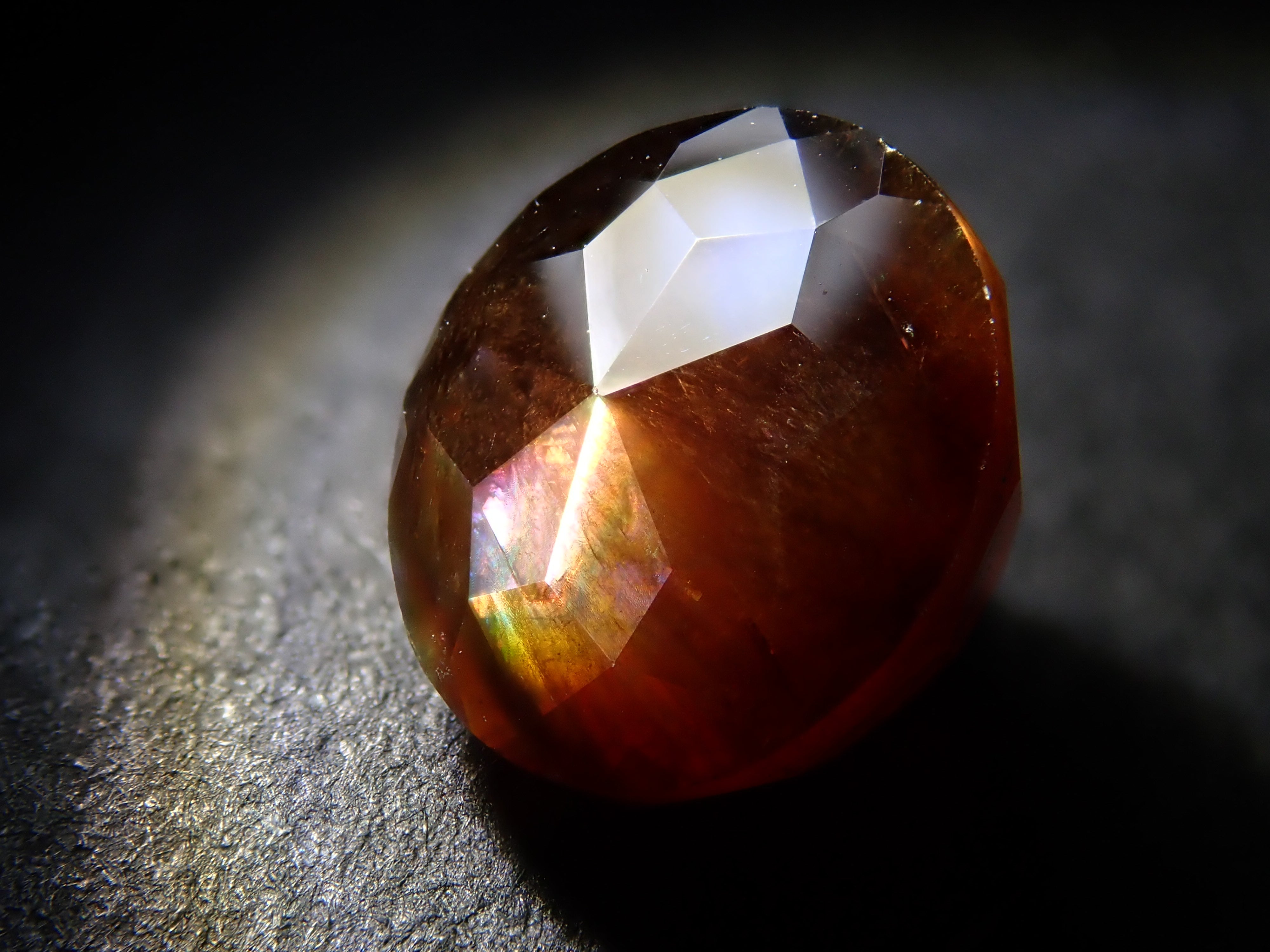 [12/21 22:00] 彩虹石榴石（鈣鐵榴石）7.0毫米/2.135克拉裸石，產自奈良縣天川村