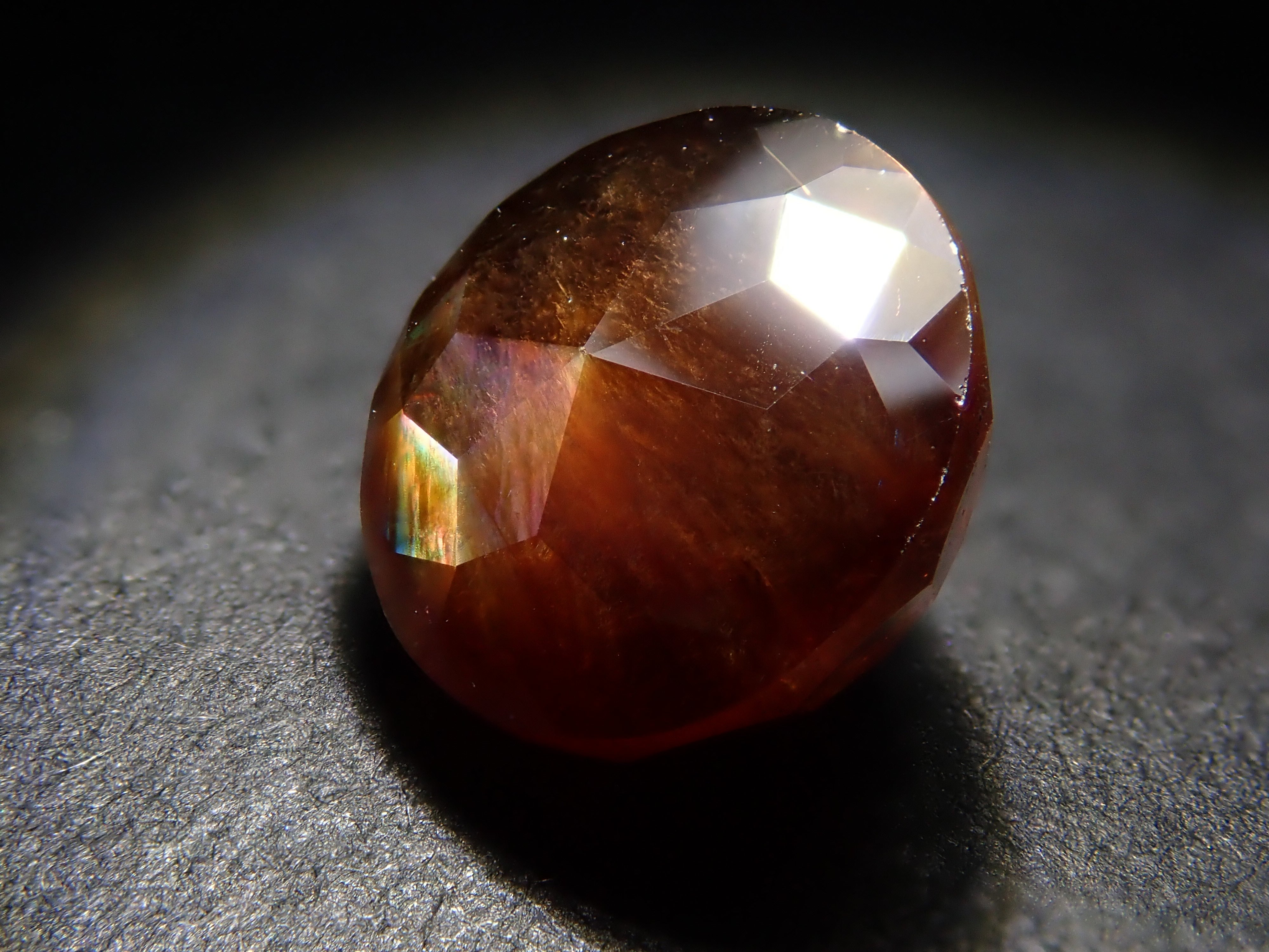 [12/21 22:00] 彩虹石榴石（鈣鐵榴石）7.0毫米/2.135克拉裸石，產自奈良縣天川村