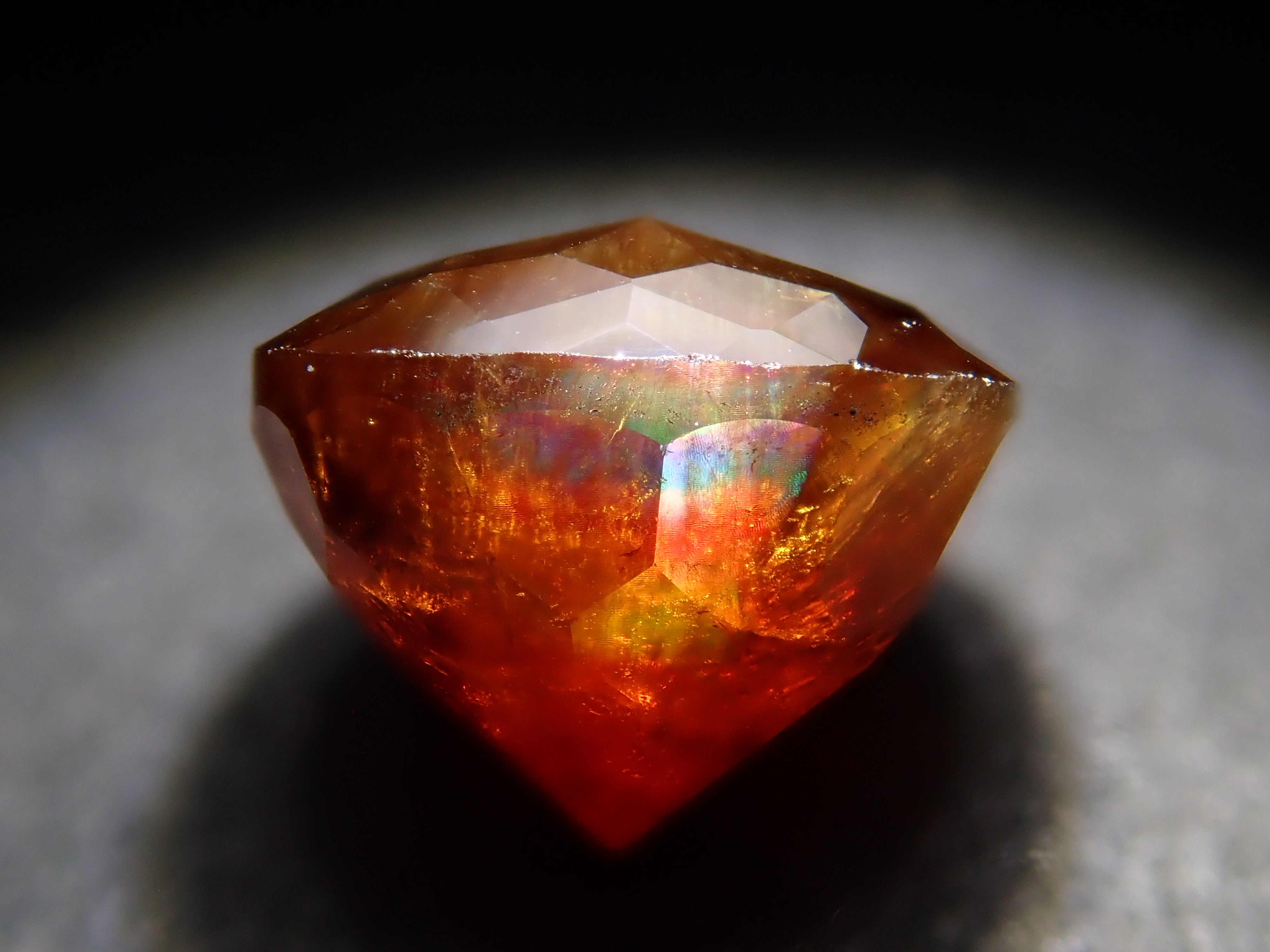 [12/21 22:00] 彩虹石榴石（鈣鐵榴石）7.0毫米/2.135克拉裸石，產自奈良縣天川村