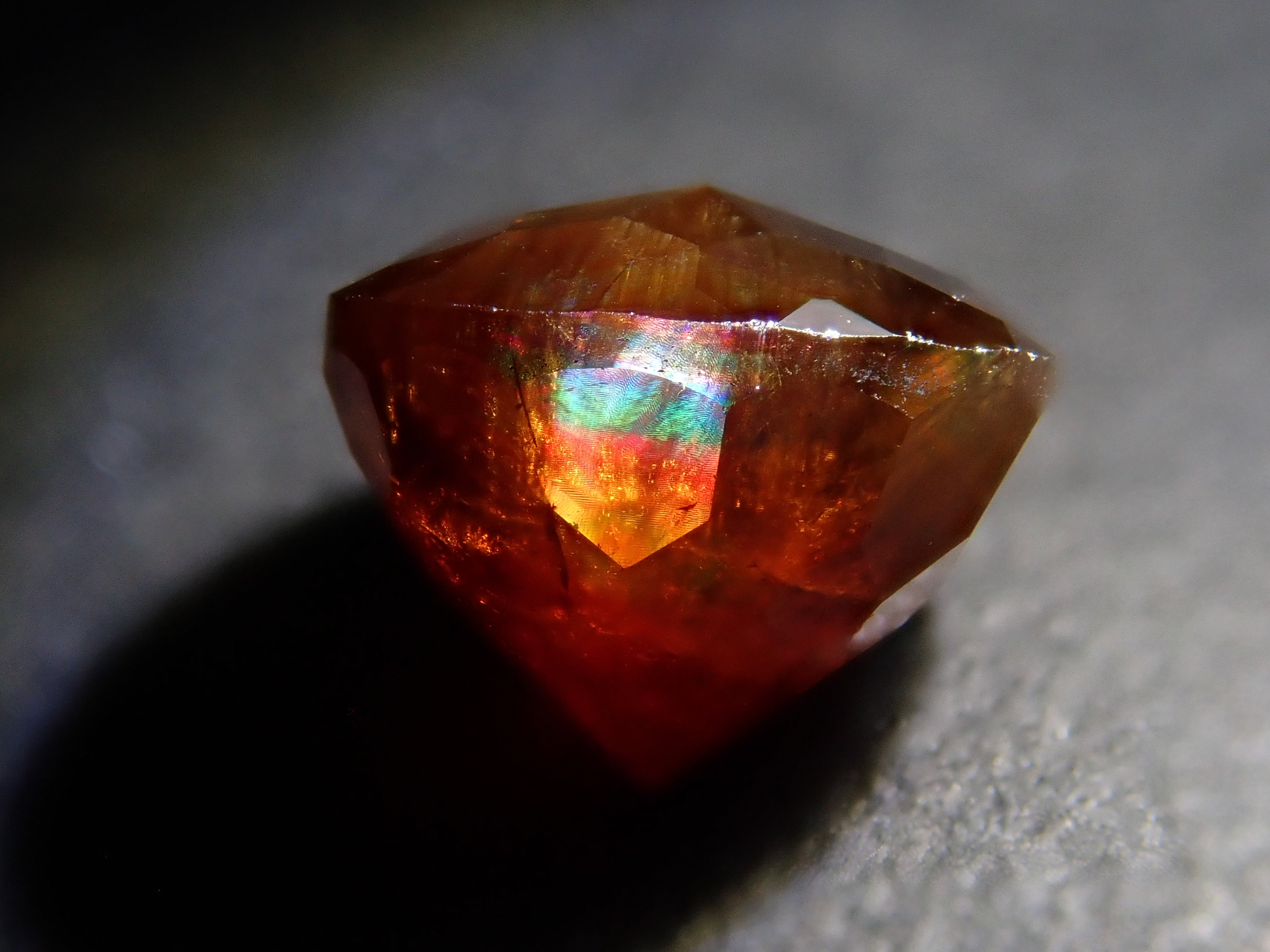 [12/21 22:00] 彩虹石榴石（鈣鐵榴石）7.0毫米/2.135克拉裸石，產自奈良縣天川村