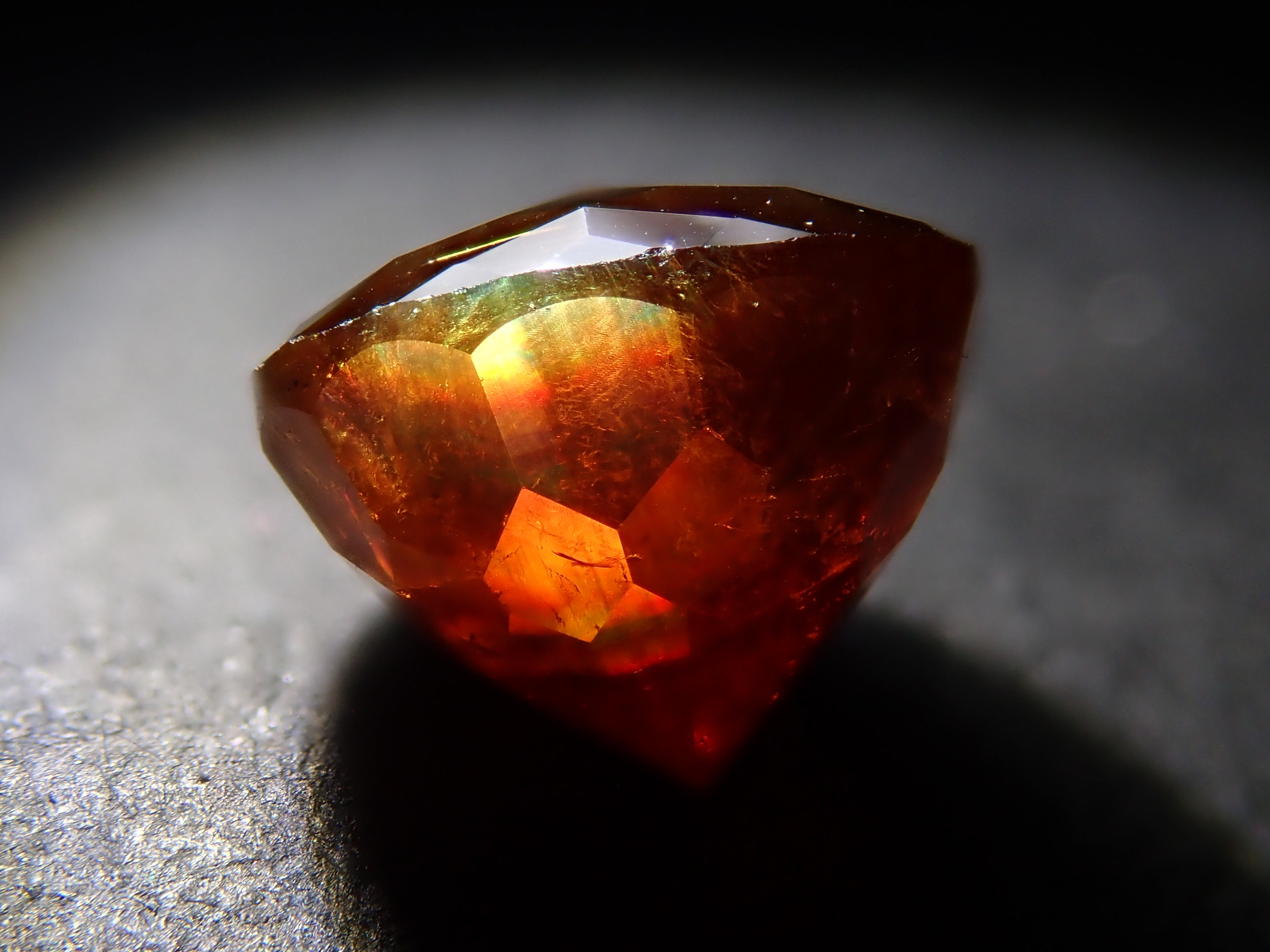 [12/21 22:00] 彩虹石榴石（鈣鐵榴石）7.0毫米/2.135克拉裸石，產自奈良縣天川村