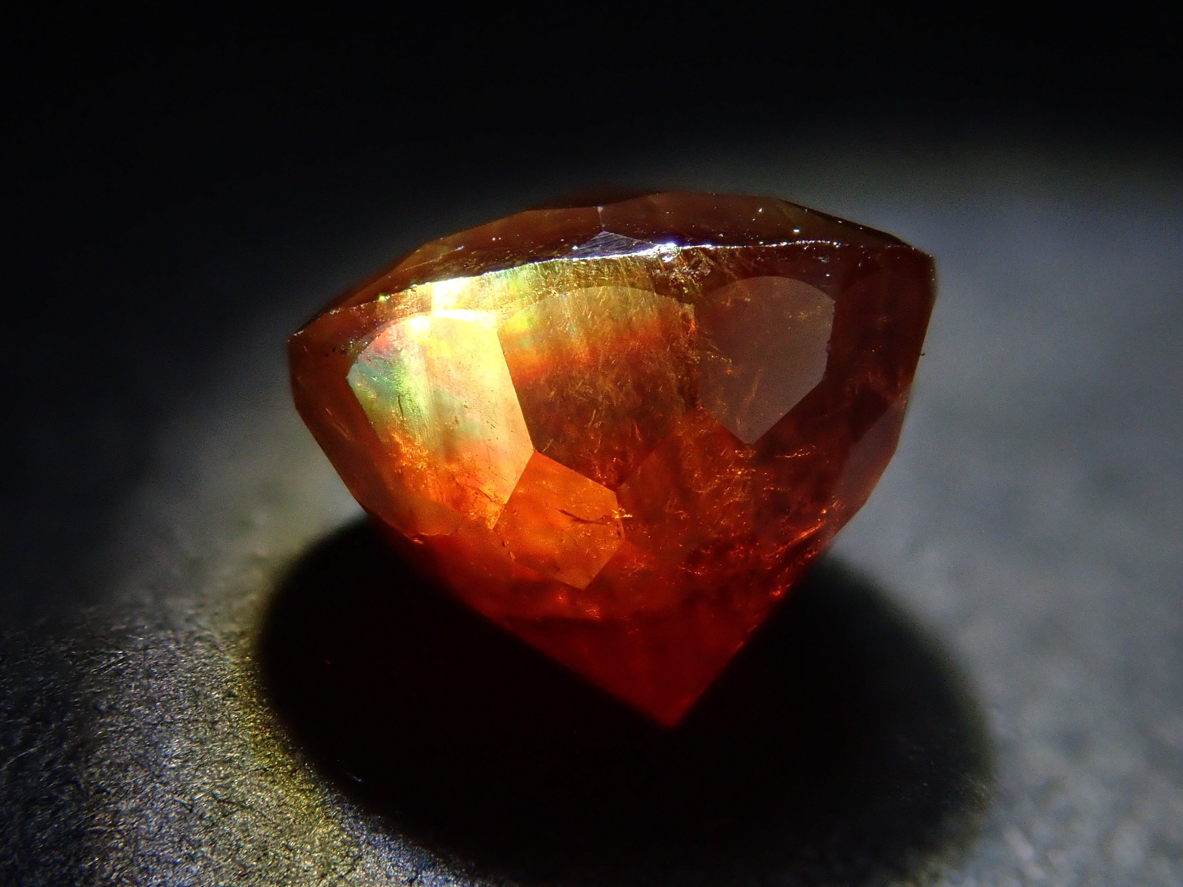 [12/21 22:00] 彩虹石榴石（鈣鐵榴石）7.0毫米/2.135克拉裸石，產自奈良縣天川村