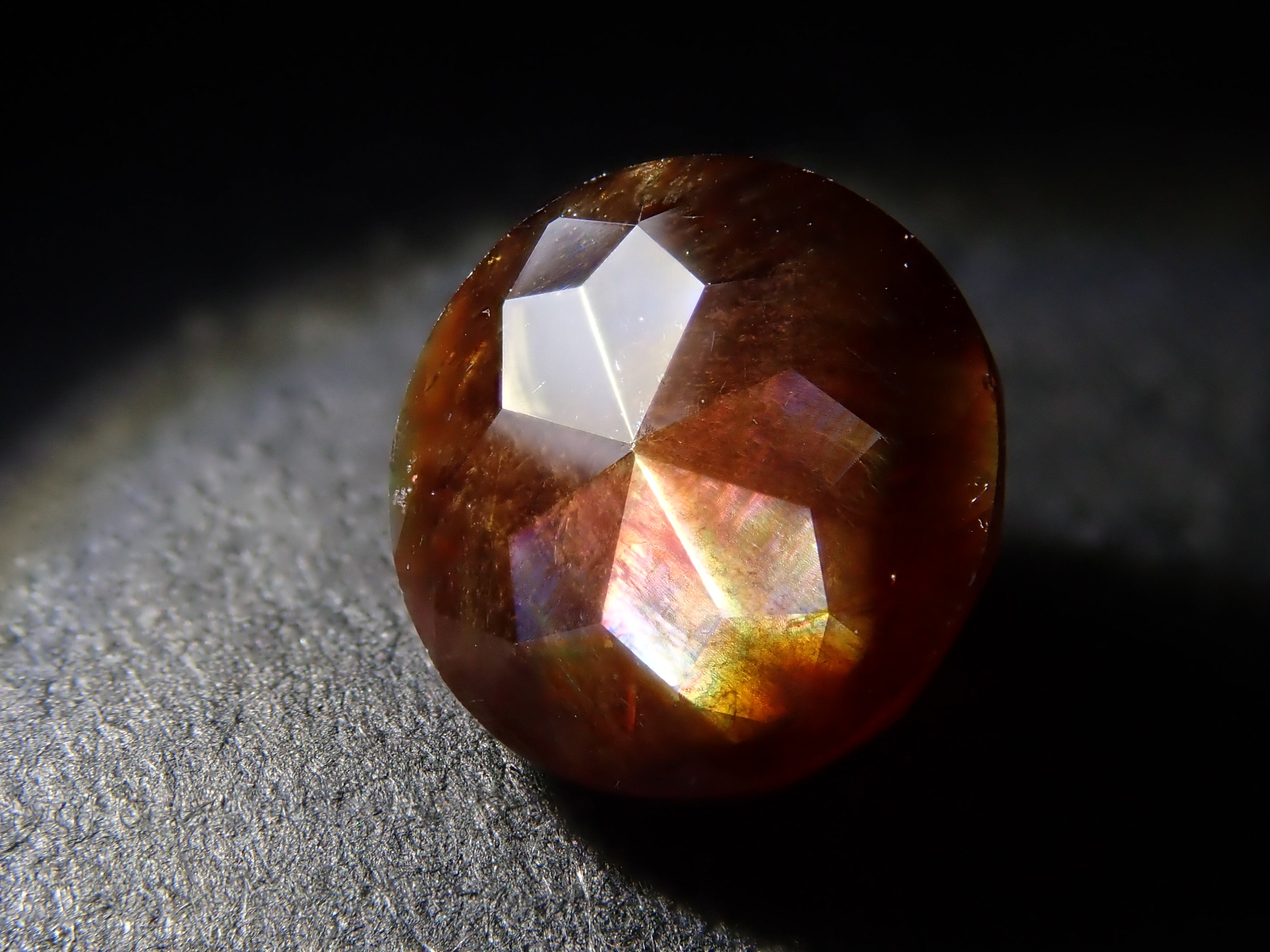 [12/21 22:00] 彩虹石榴石（鈣鐵榴石）7.0毫米/2.135克拉裸石，產自奈良縣天川村