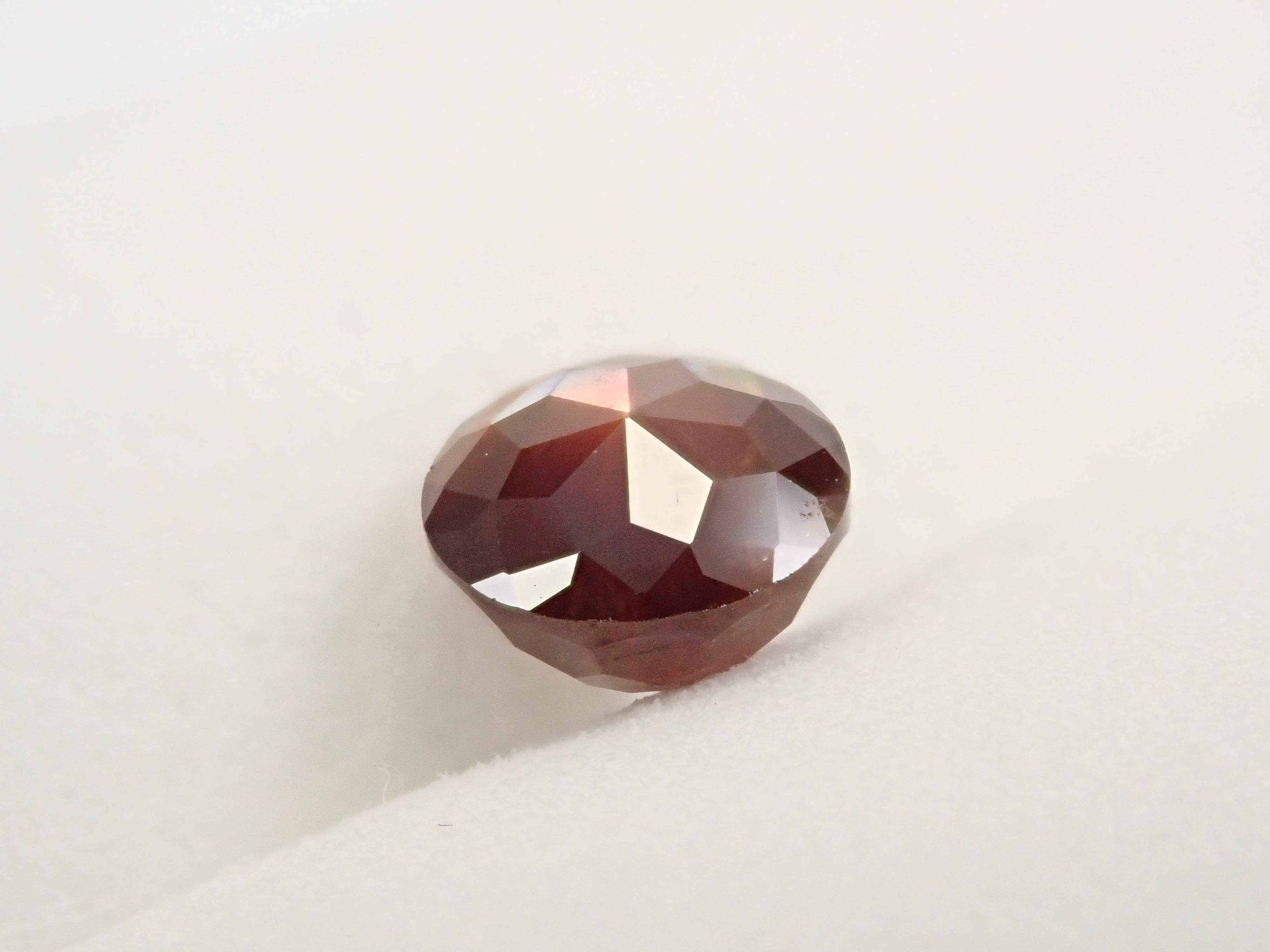 [12/21 22:00] 彩虹石榴石（鈣鐵榴石）7.0毫米/2.135克拉裸石，產自奈良縣天川村