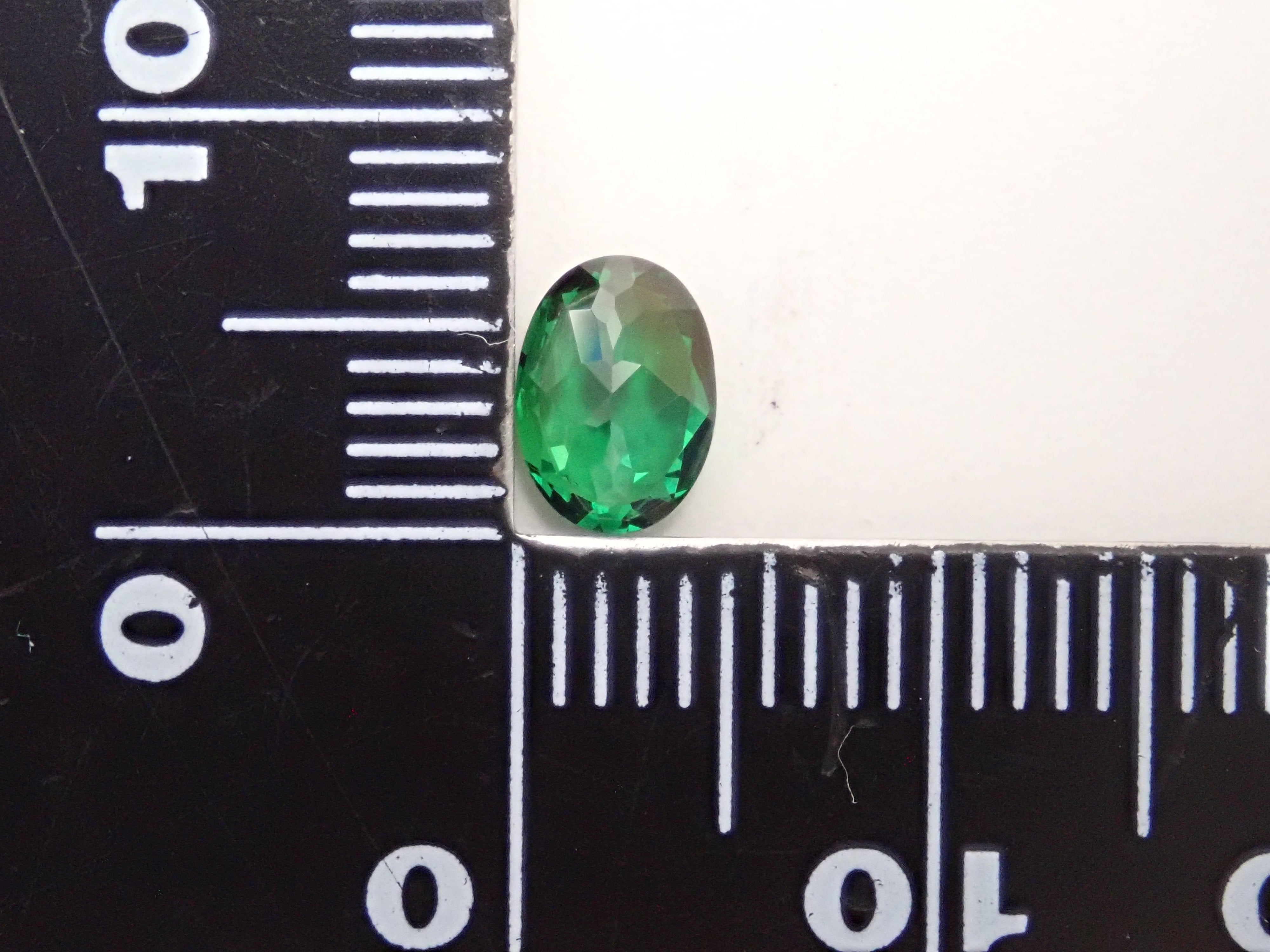 【1月10日晚間10點開賣】肯亞沙弗萊石 0.806克拉裸石