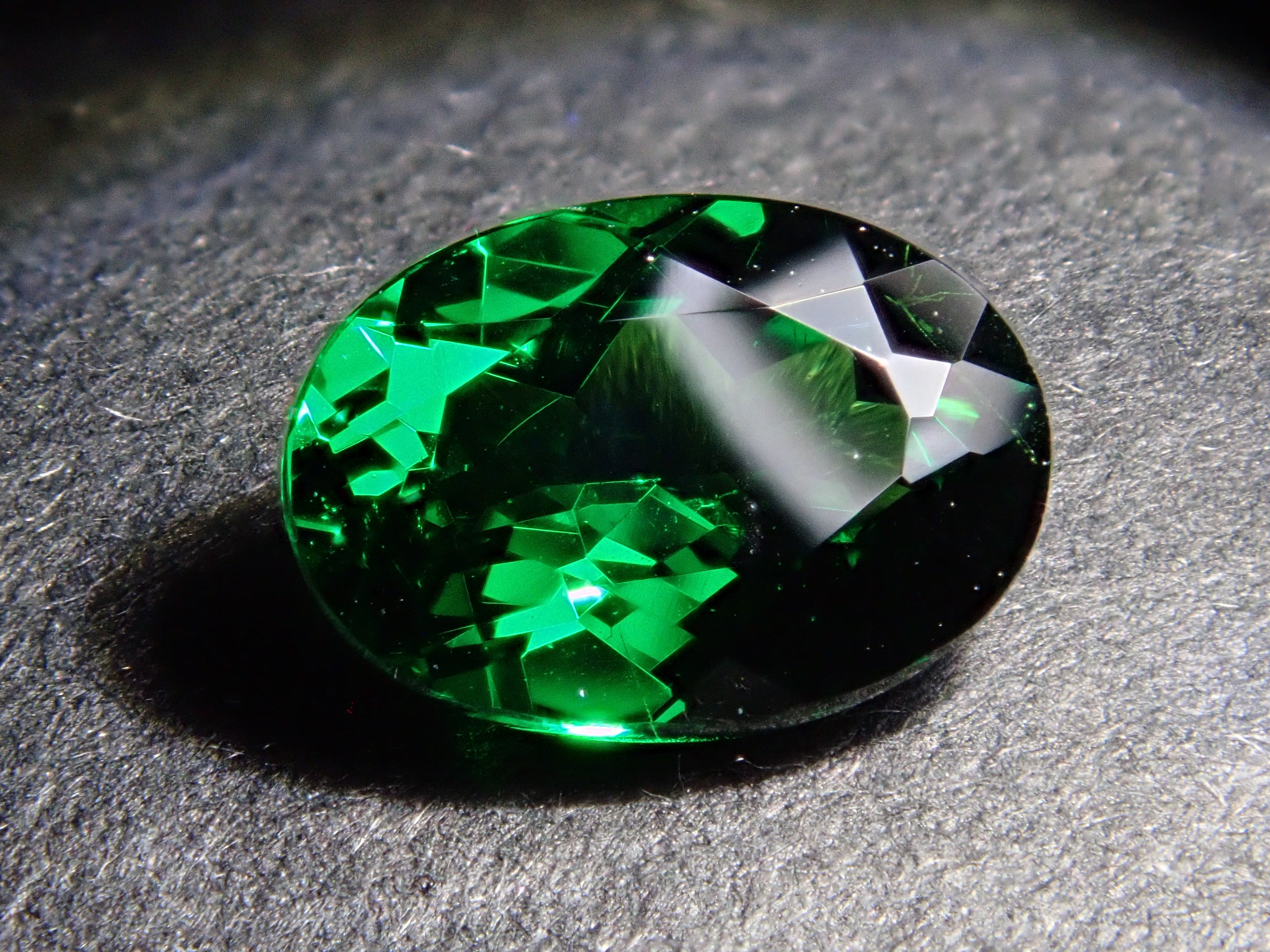 【1月10日晚間10點開賣】肯亞沙弗萊石 0.806克拉裸石