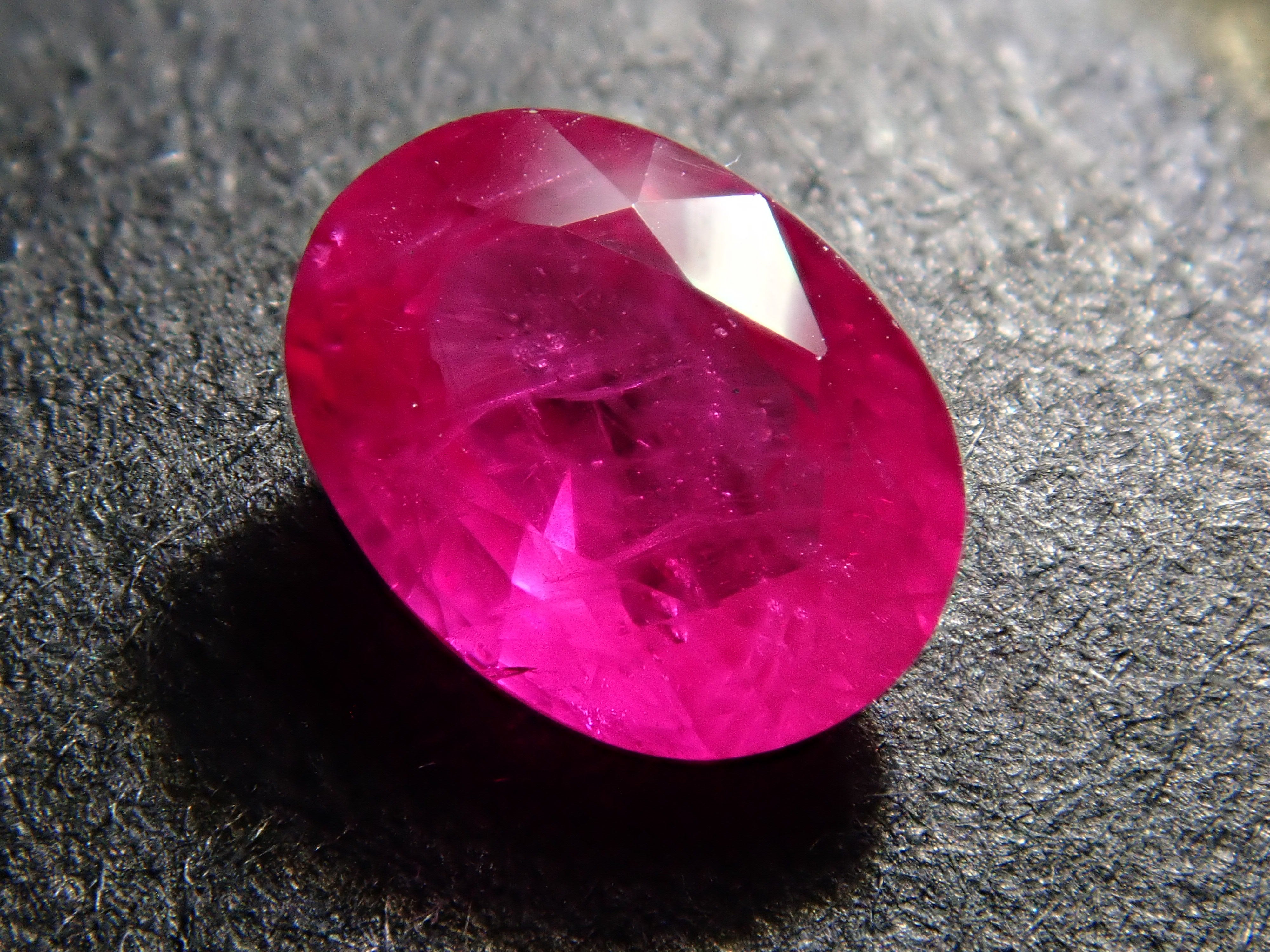 【サービス品@1380】アモエナ×ピンクルルビー(双頭) 動画】宝石質ルビーAAA タンブル 半連/1連(約22cm) - 天然石ビーズ