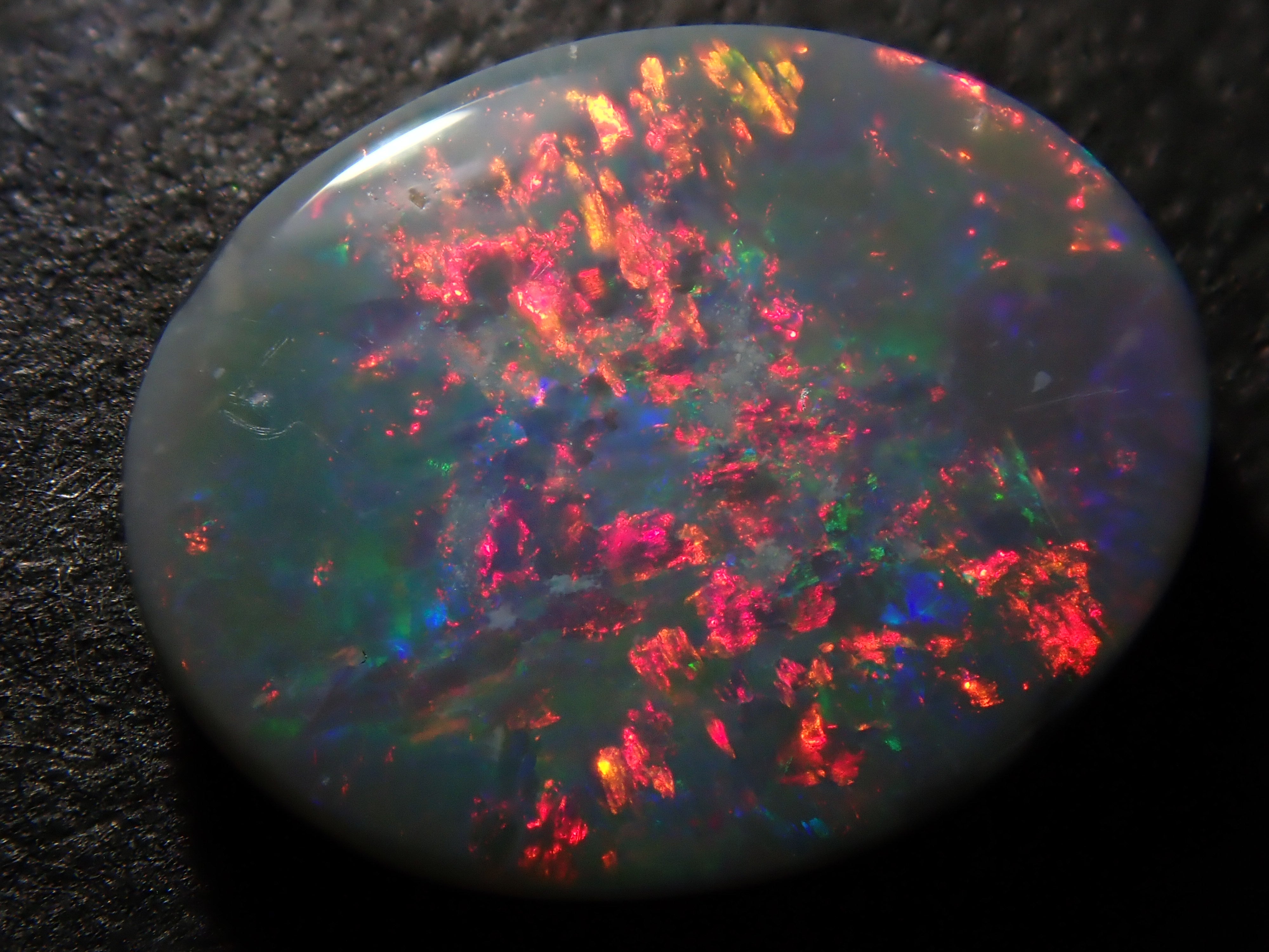 [12561701] 澳洲黑歐泊 0.825克拉 散裝