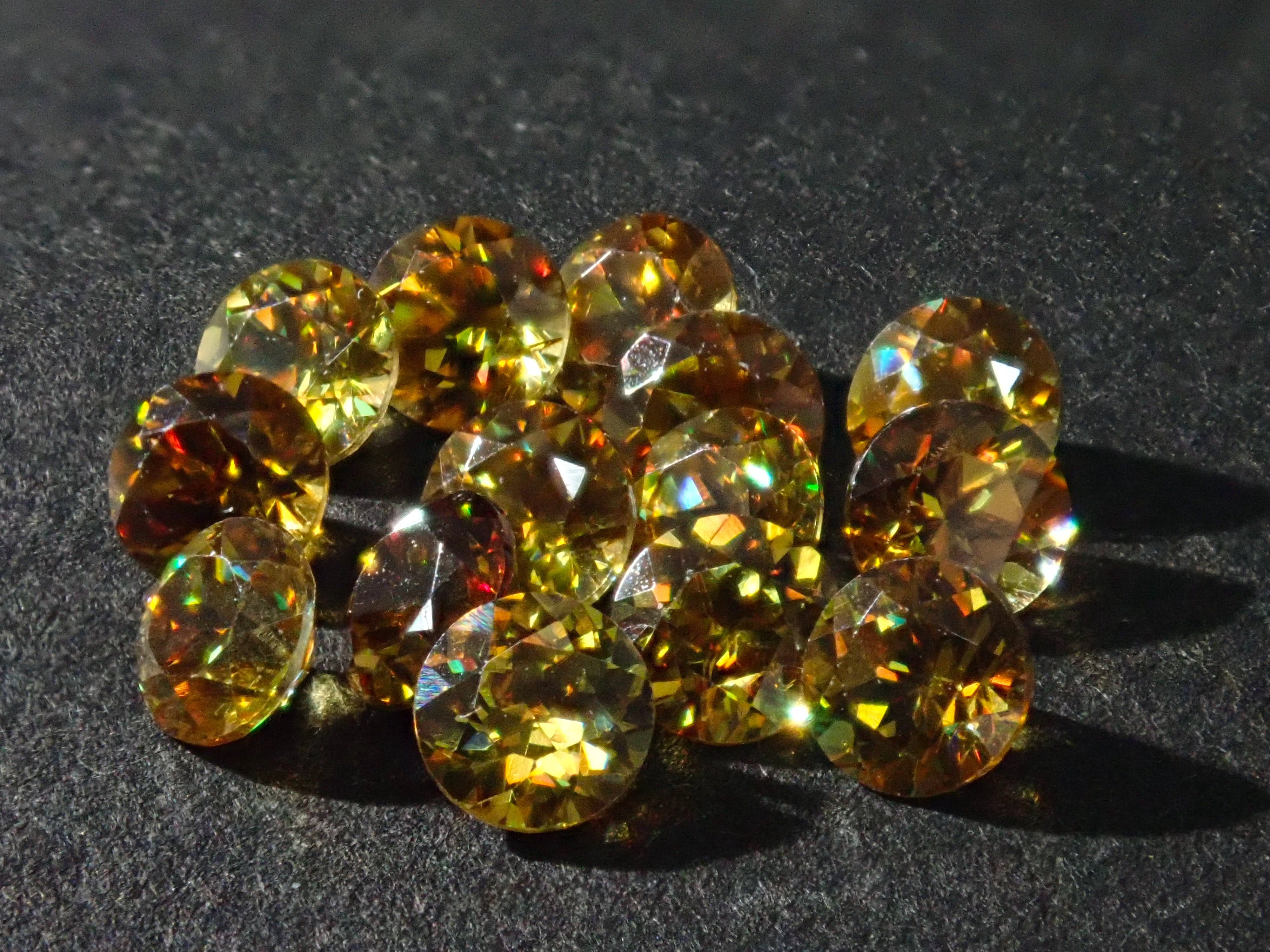 [Limited to 14 stones] 1 stone Sphene from Madagascar (3.5mm) [Discount available for multiple purchases]