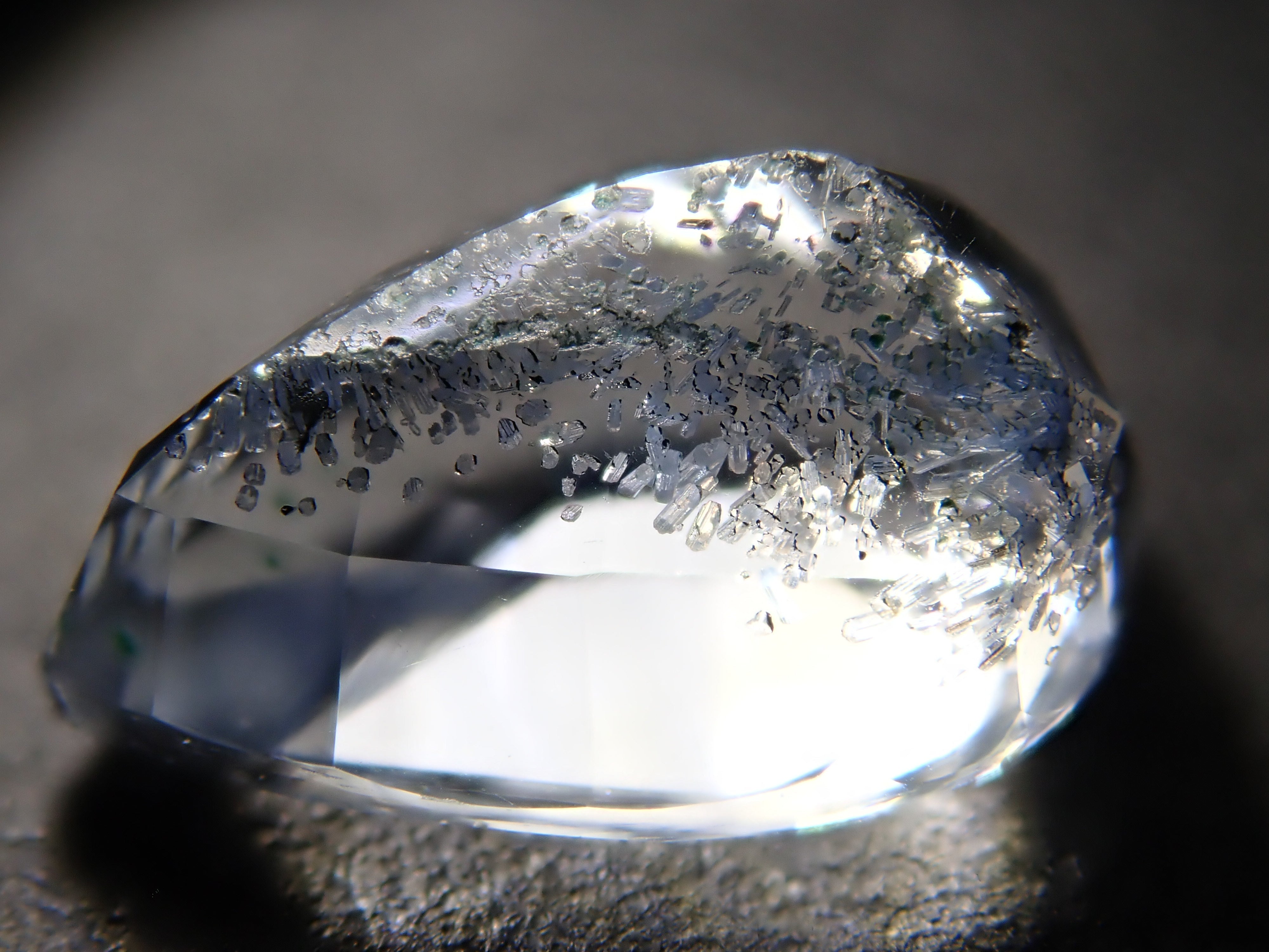 ブラジル産デュモルチェライトインクォーツ 0.975ctルース（ファセット