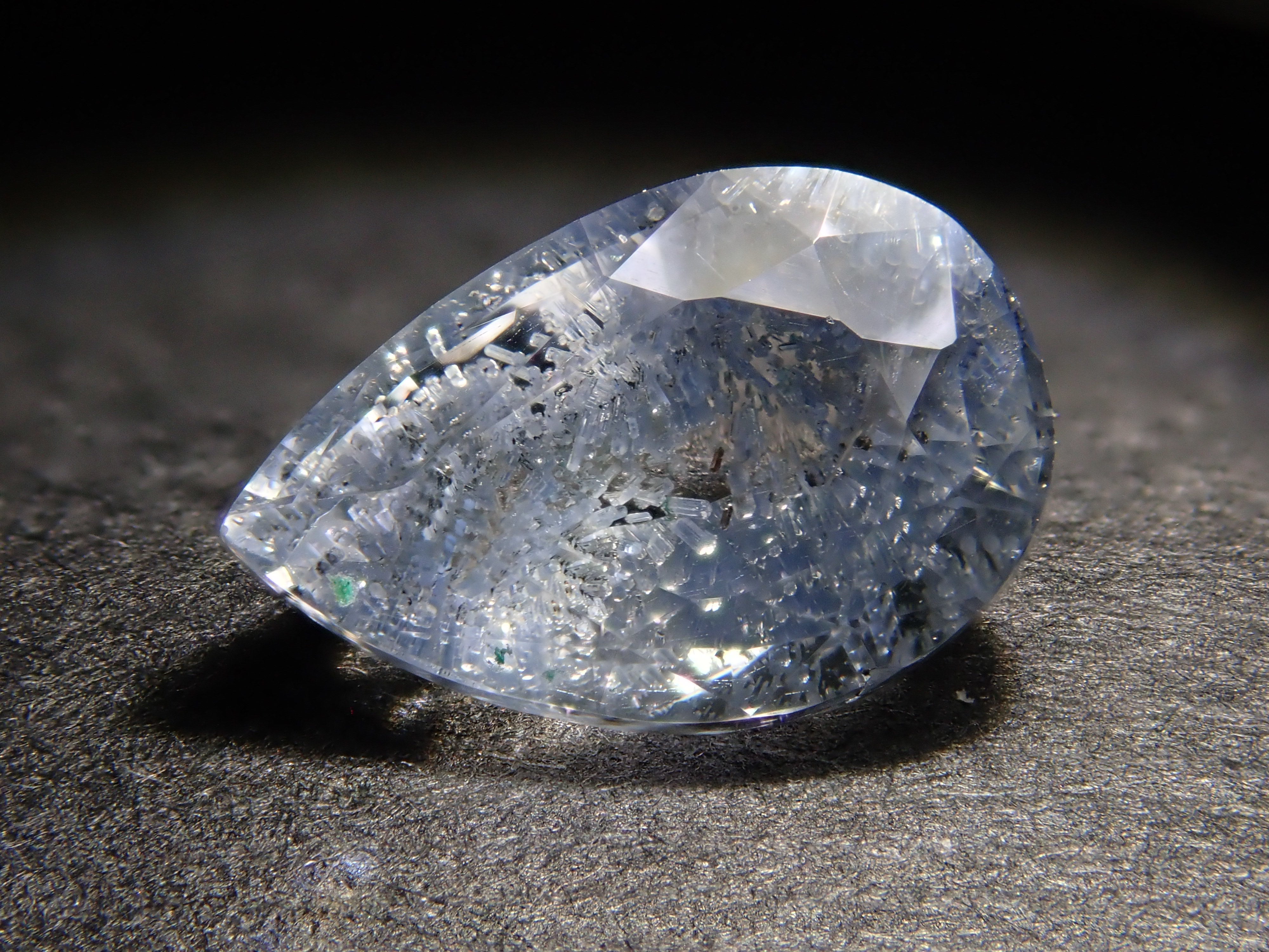 ブラジル産デュモルチェライトインクォーツ 0.975ctルース（ファセット